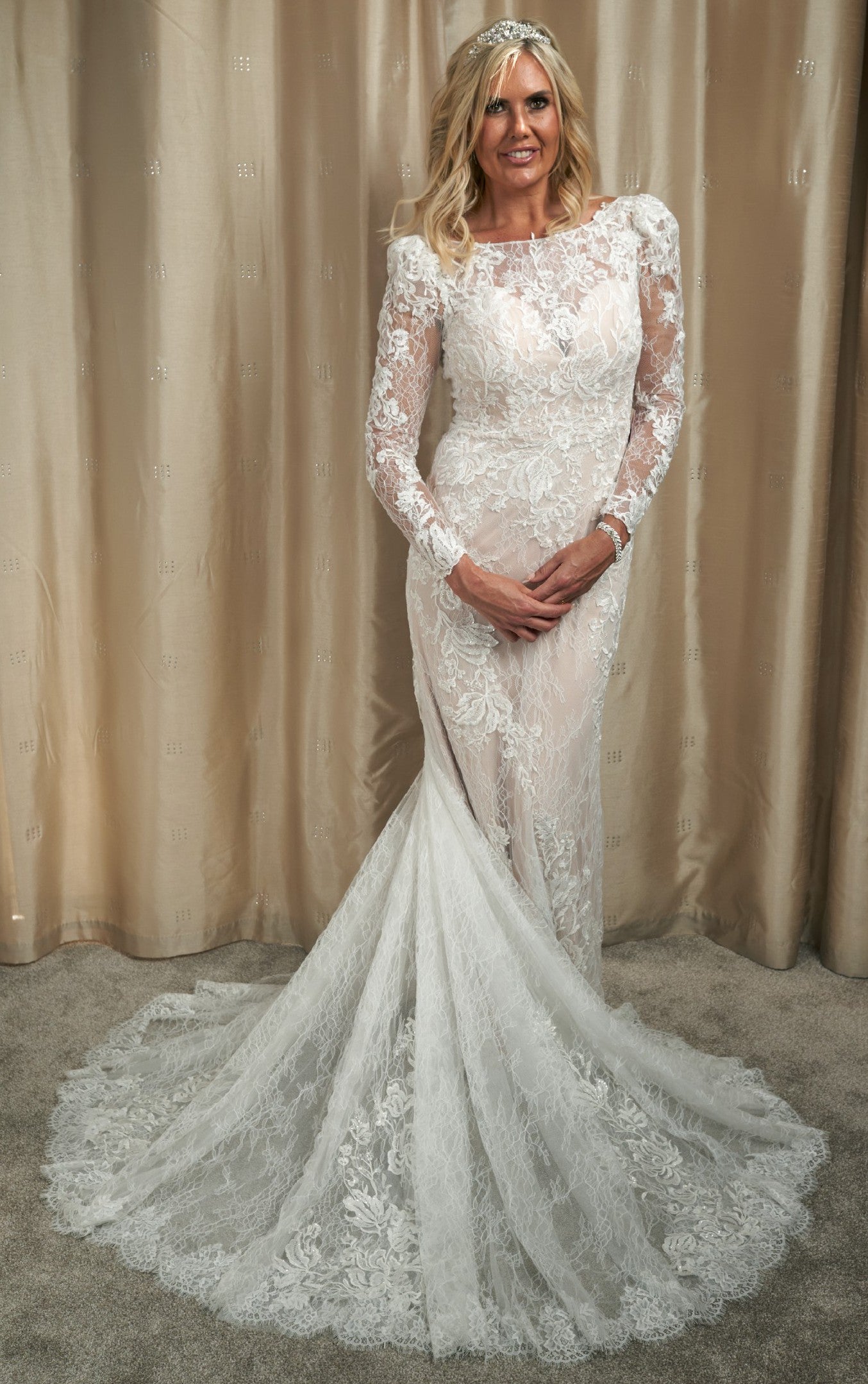 Pronovias Panjin Wedding Dress - Elegant Lace Bridal Gown for Church & Beach Ceremonies | Perfect for Romantic Outdoor Weddings