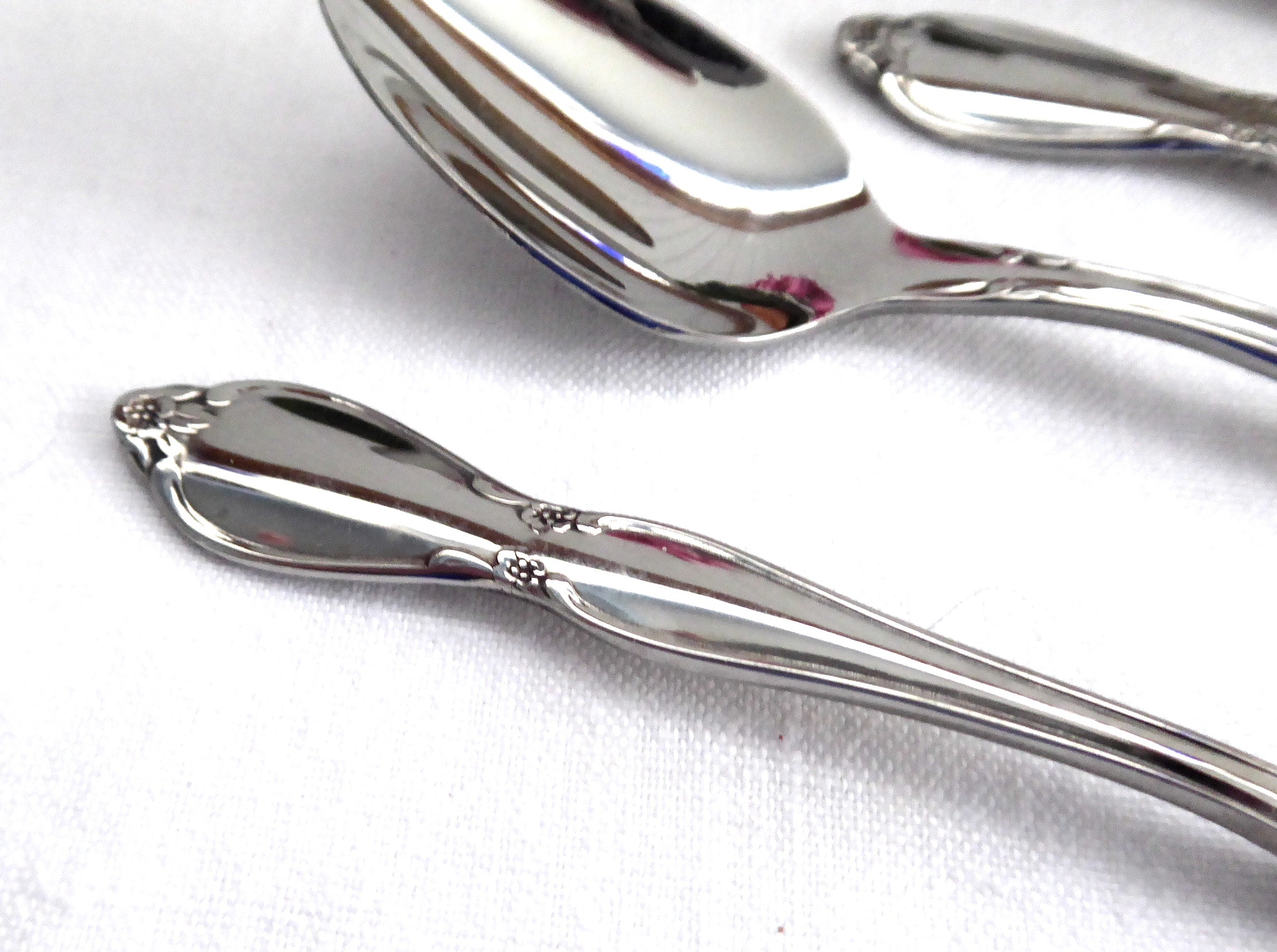 Oneida Chatelaine 4-Piece Demi Teaspoon Set - Stainless Steel Coffee & Tea Spoons - Perfect for Afternoon Tea, Desserts, and Coffee Bars