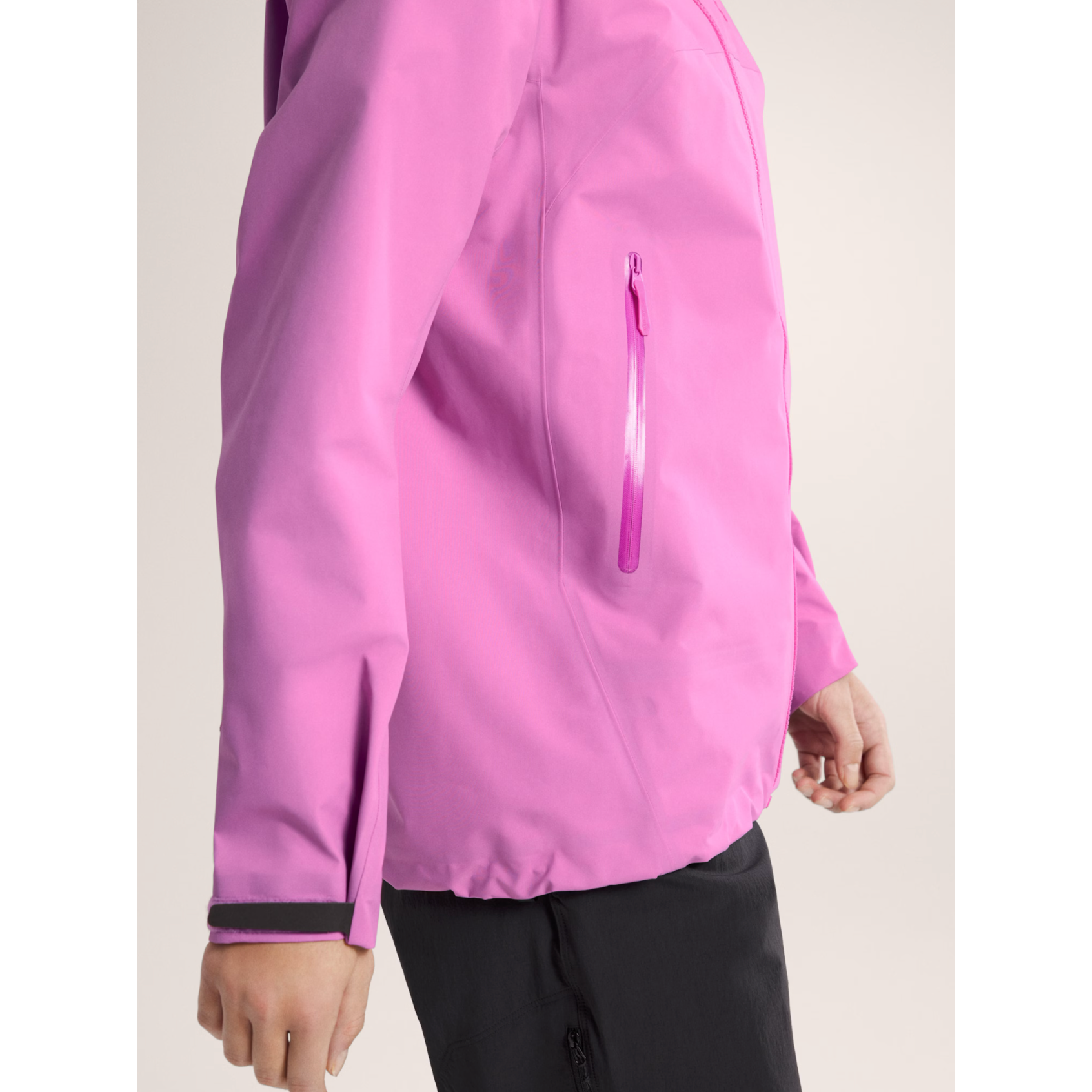 Arc'teryx Women's Beta Jacket - Waterproof & Breathable Hardshell Rain Jacket for Hiking, Skiing & Outdoor Adventures