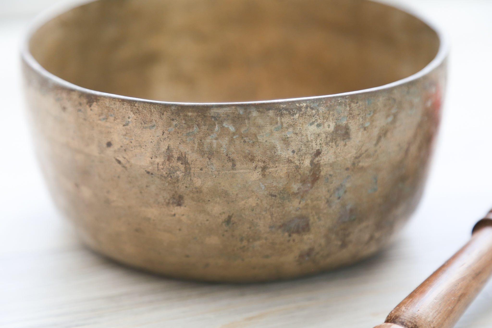 Antique Singing Bowl for Throat Chakra Healing - 210 Hz Tibetan Meditation Instrument - Perfect for Yoga, Sound Therapy & Spiritual Practices