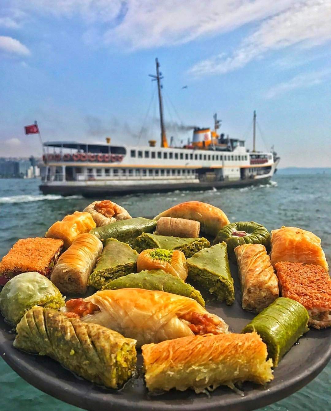 Premium Hafiz Mustafa 1864 Istanbul Baklava Pastry Gift Box - Authentic Turkish Baklava Dessert with Fresh Phyllo Dough, Pistachios, Hazelnuts & Walnuts - Perfect for Birthdays, Christmas Gifts, Dinner Parties & Holiday Treats