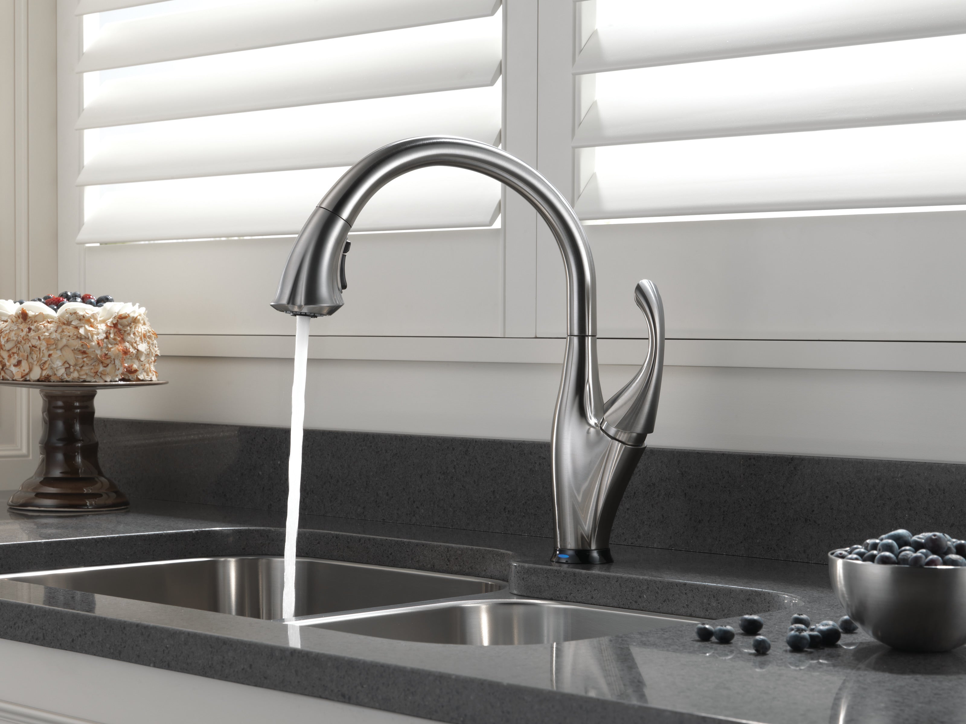 Delta Addison Touch Kitchen Faucet with Pull-Down Spray - Arctic Stainless 9192T-AR-DST - Hands-Free Convenience for Cooking & Cleaning