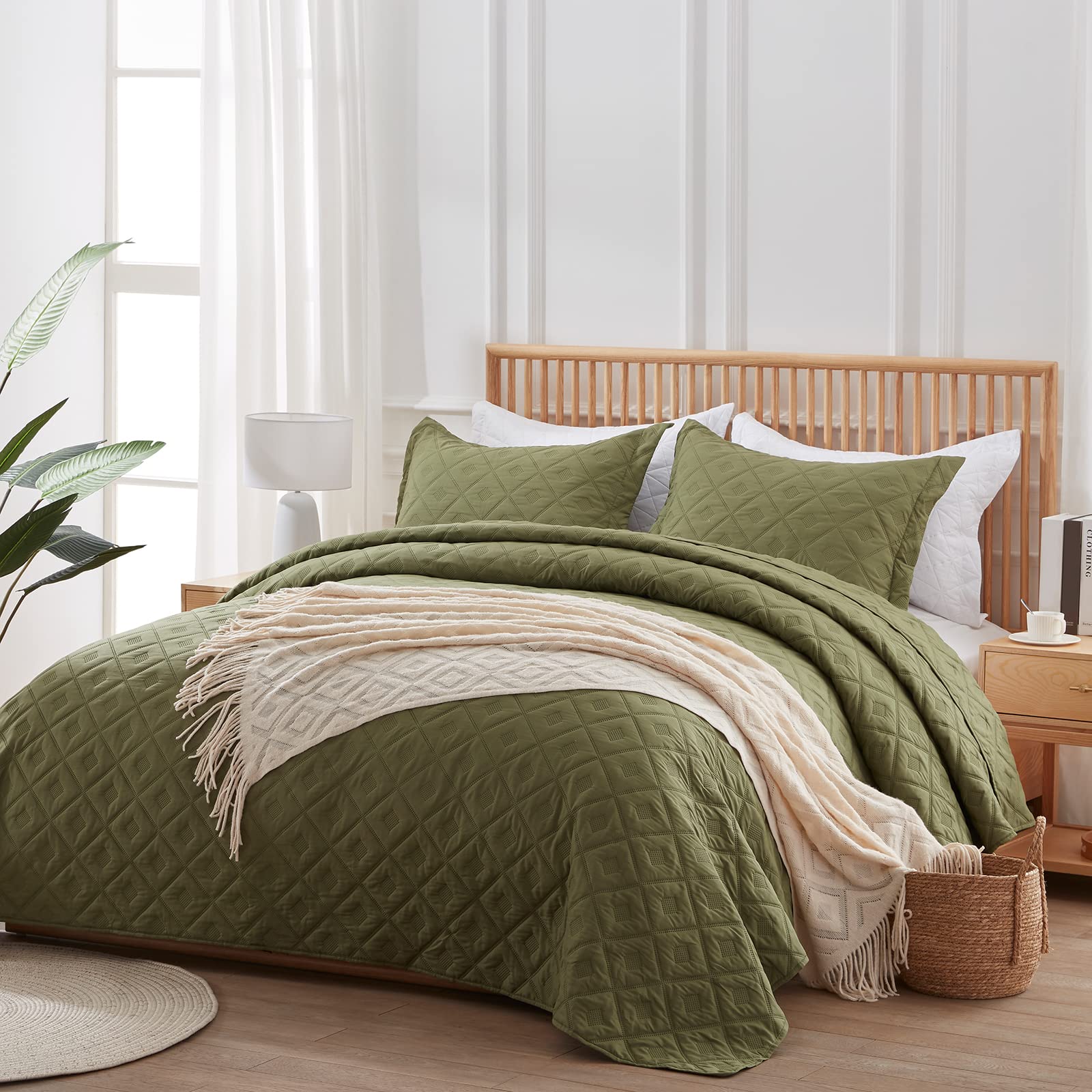 SunStyle Home King Size Quilt Set - 3 Piece Olive Green Lightweight Summer Bedding | Down-Alternative All Season Comforter with 2 Pillow Shams | Soft Bedspread Coverlet for Master Bedroom, Guest Room & Dorm
