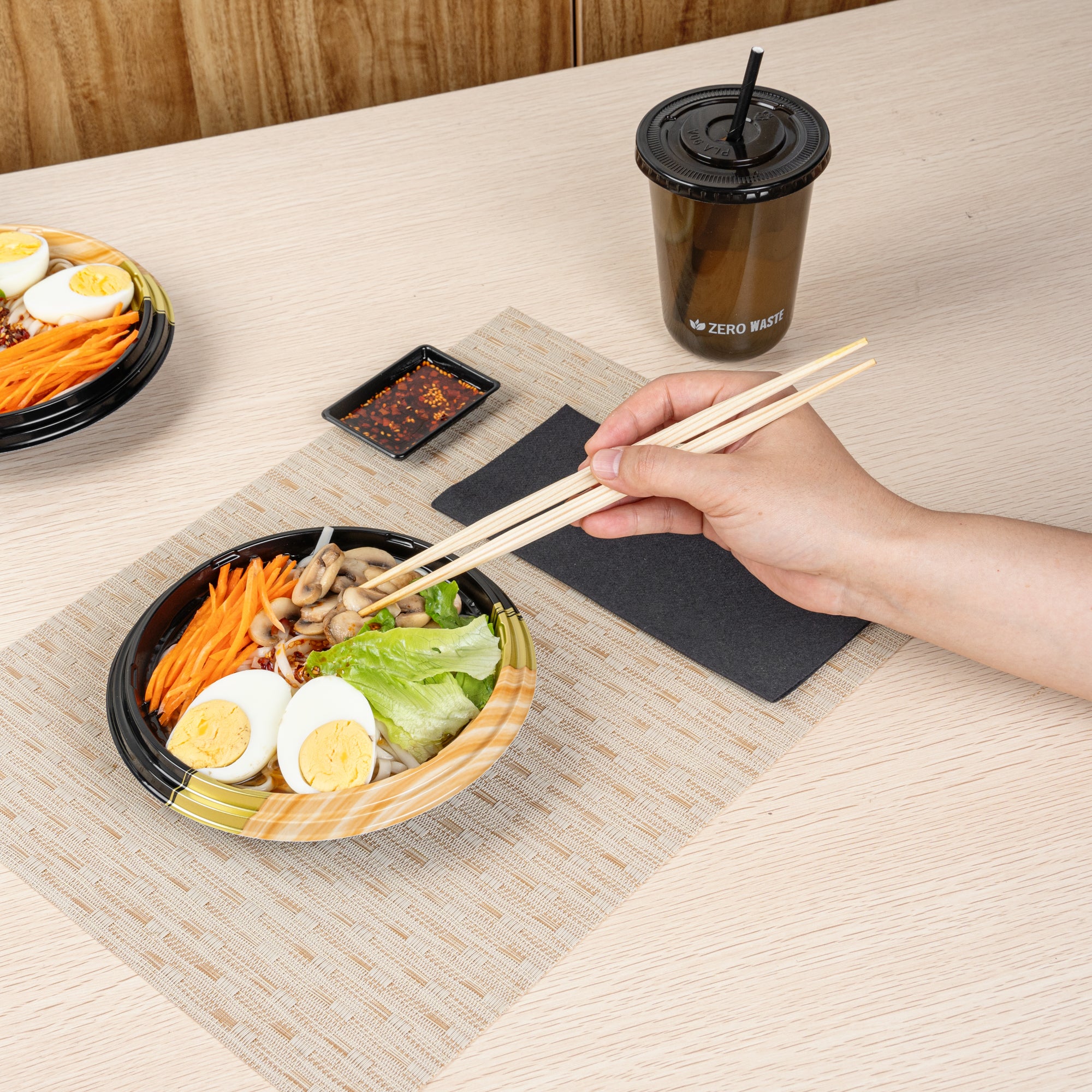 Premium 14 oz Round Black & Gold Plastic Asian-Style Bento Bowl - 7 x 7 x 1.5 Inches - Pack of 100 - Perfect for Sushi, Ramen, Rice Bowls & Party Serving
