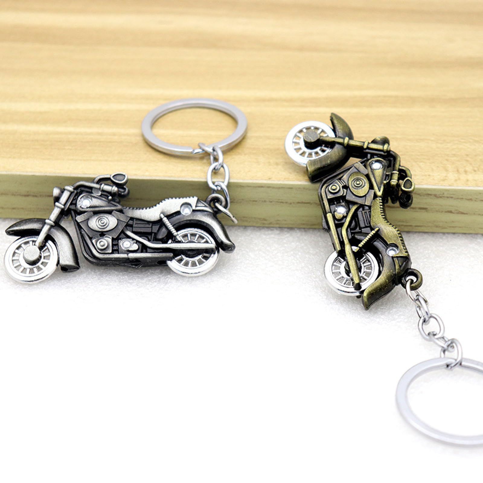 2-Piece Golf Keychain Set - Stylish White Bag Pendant for Golf Enthusiasts | Perfect for Golf Bags, Backpacks & Gift Giving