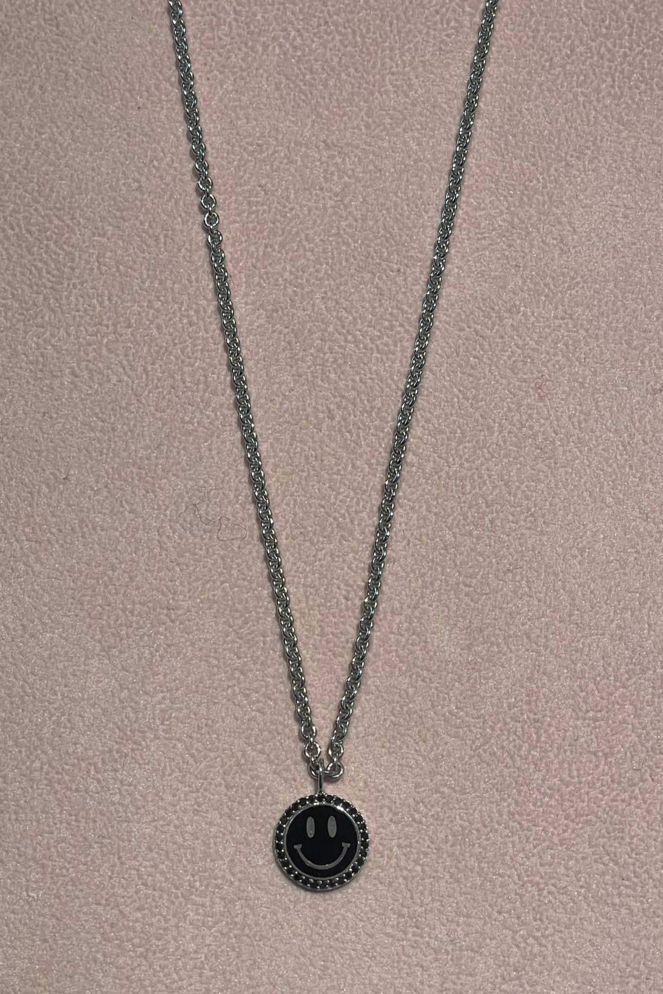 Stylish Happy Face Necklace for Men - Trendy Smiley Pendant Jewelry for Everyday Wear & Gifts