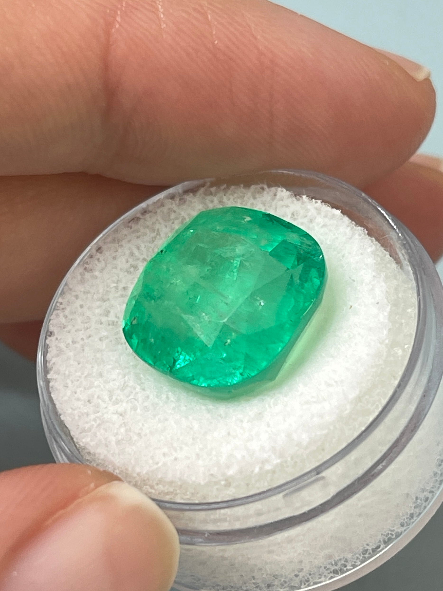 12.66 Carat Natural Colombian Emerald Gemstone - Cushion Cut 14x14mm for Jewelry Making, Engagement Rings & Luxury Gifts