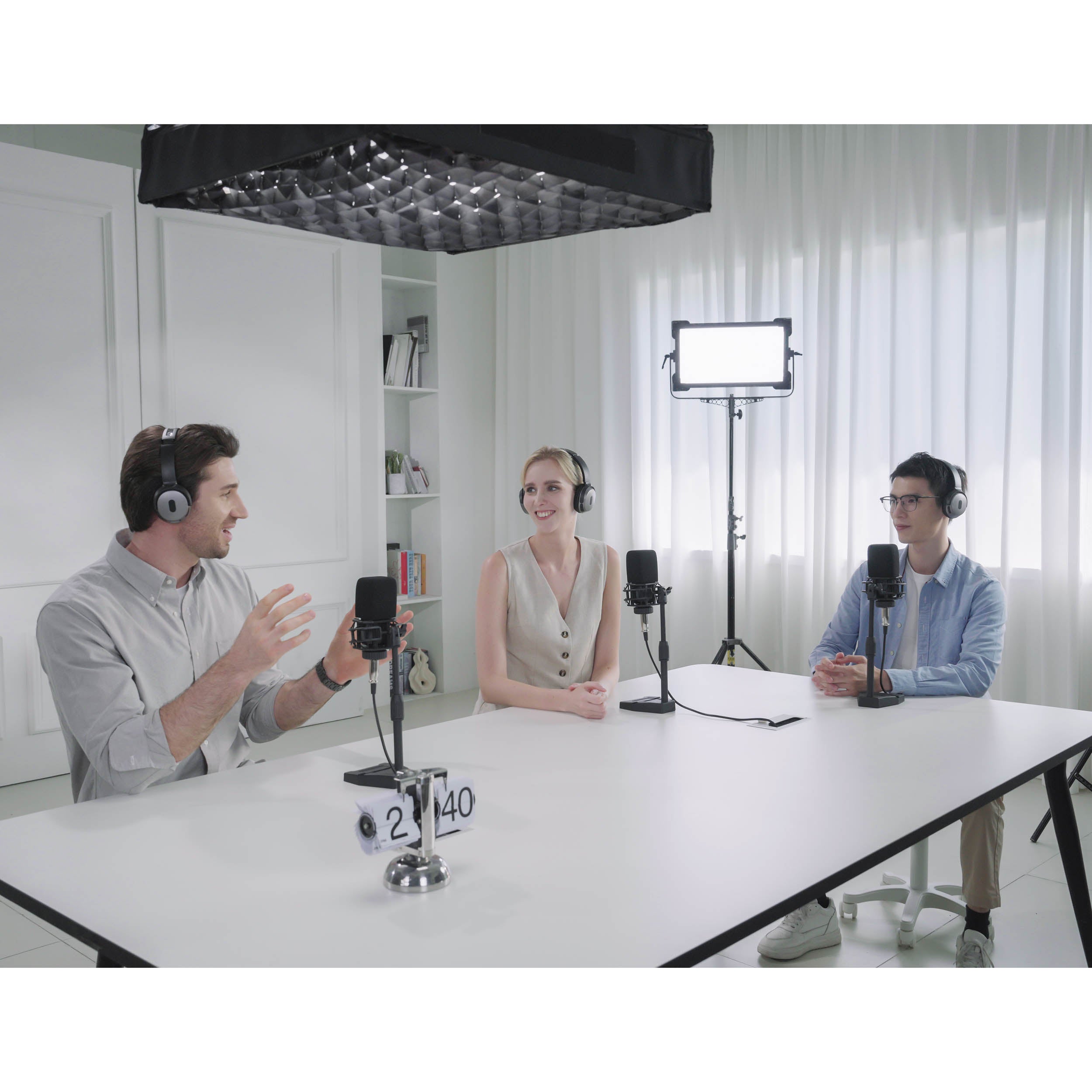 Meet 2 AI-Powered 4K Webcam with Auto Framing (OWG 2311 CE, OWW 2311 CE, OWB 2311 CE) - Perfect for Video Conferencing, Live Streaming & Remote Work