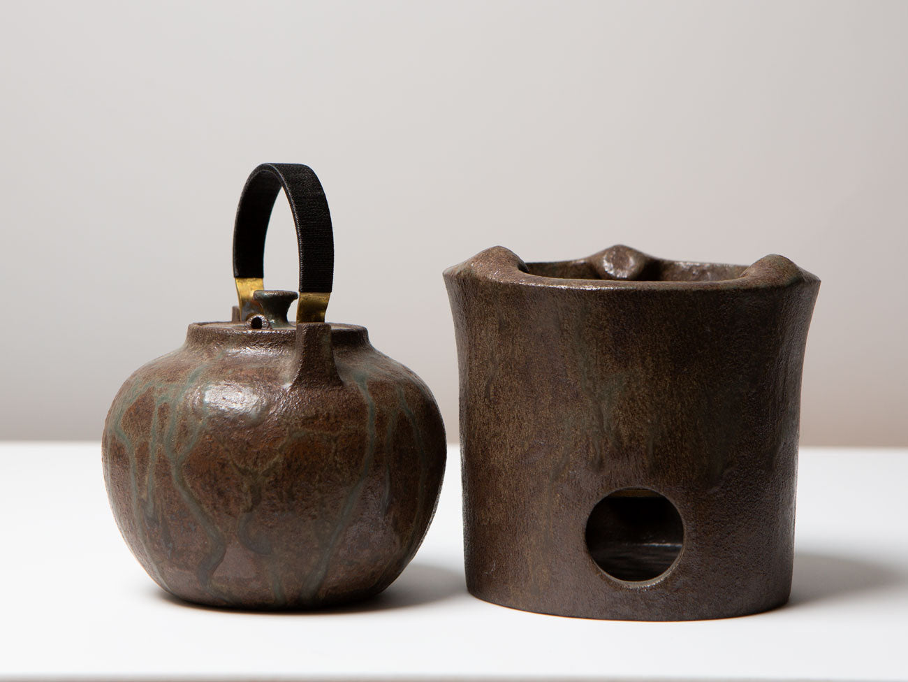 Premium Pear Ash Kettle & Round Brazier - Large Cast Iron Tea Pot for Japanese Tea Ceremony, Outdoor Camping & Home Decor | Traditional Tetsubin Style with Rustic Charm