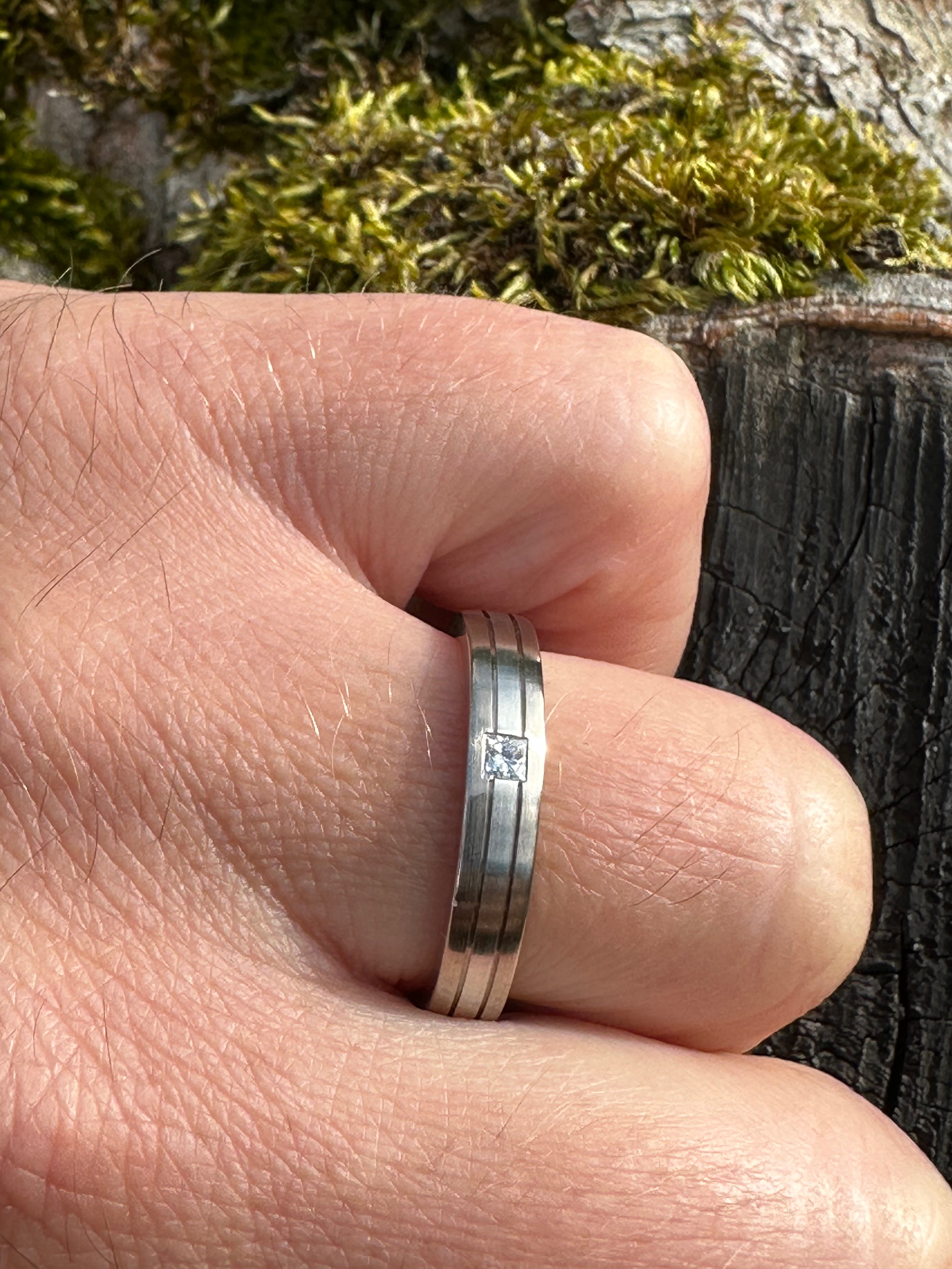 Gerstner Platinum Wedding Band with White Gold Stripe & Princess Cut Diamond - Size T - Elegant Engagement Ring for Women, Perfect for Proposals, Anniversaries & Special Occasions
