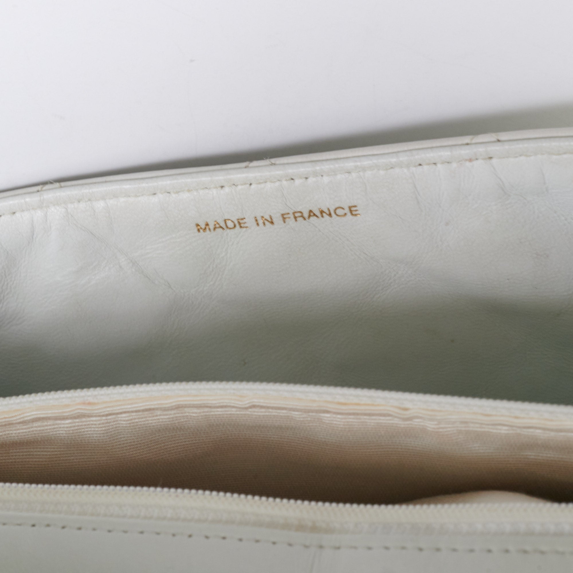 Chanel Matelasse Quilted Leather Shoulder Bag in White - Luxury Crossbody Purse for Women, Perfect for Date Night & Evening Events