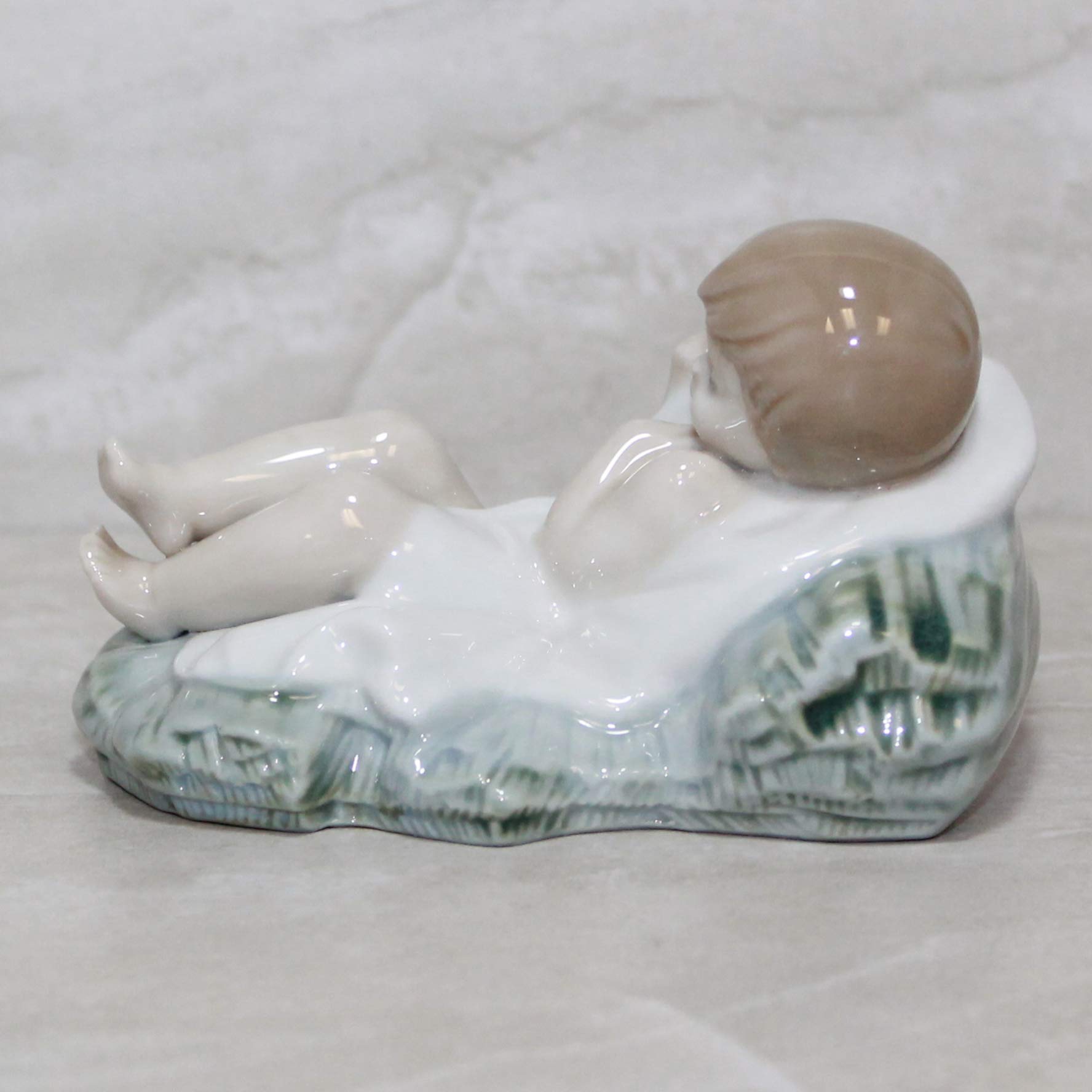 LLADRÓ Baby Jesus Nativity Figurine - Handcrafted Porcelain Christmas Decoration for Nativity Scenes, Holiday Home Décor & Gift Giving