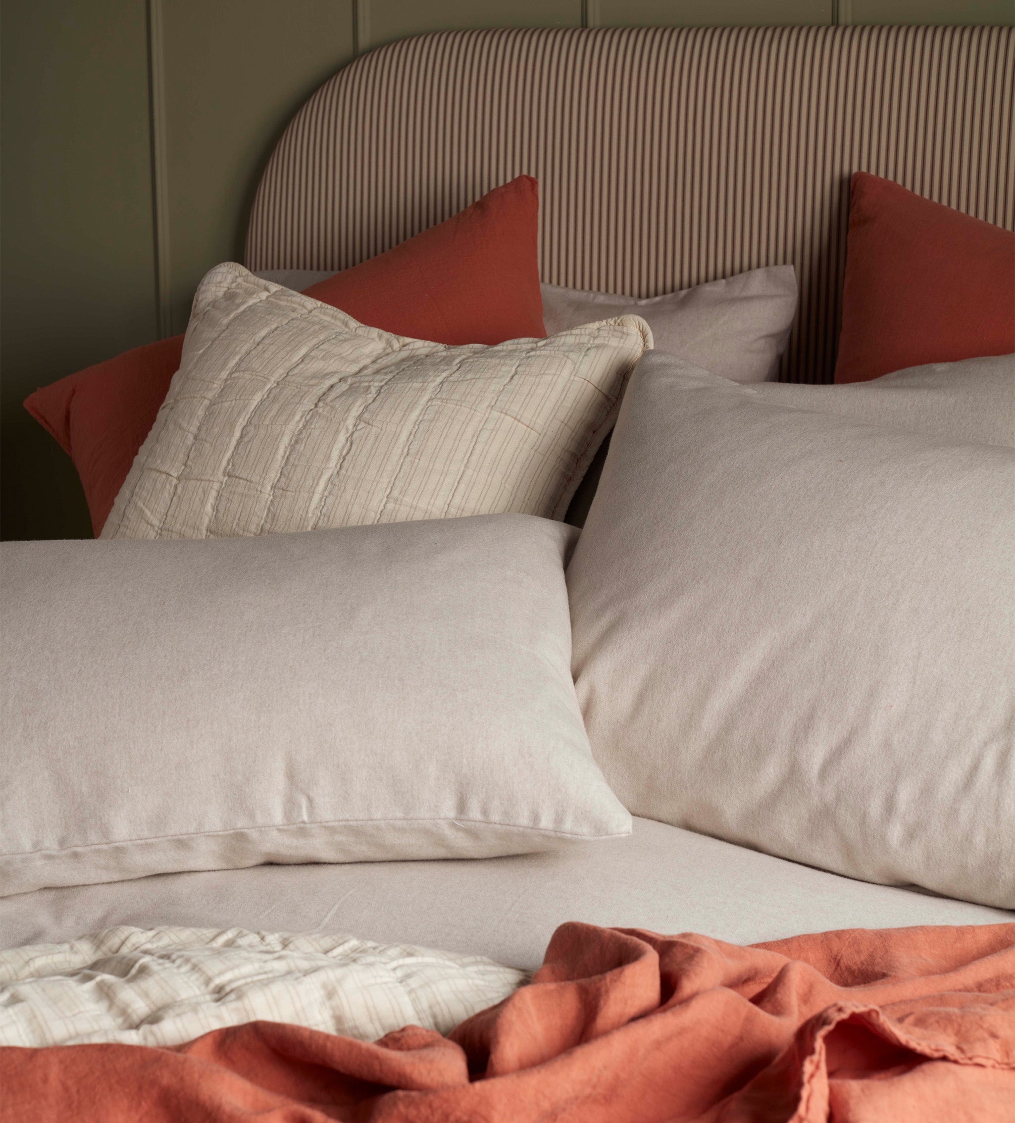 100% Cotton Fitted Sheet - Soft Brushed Natural Cotton Bed Sheet - Perfect for Cozy Nights & Guest Bedrooms