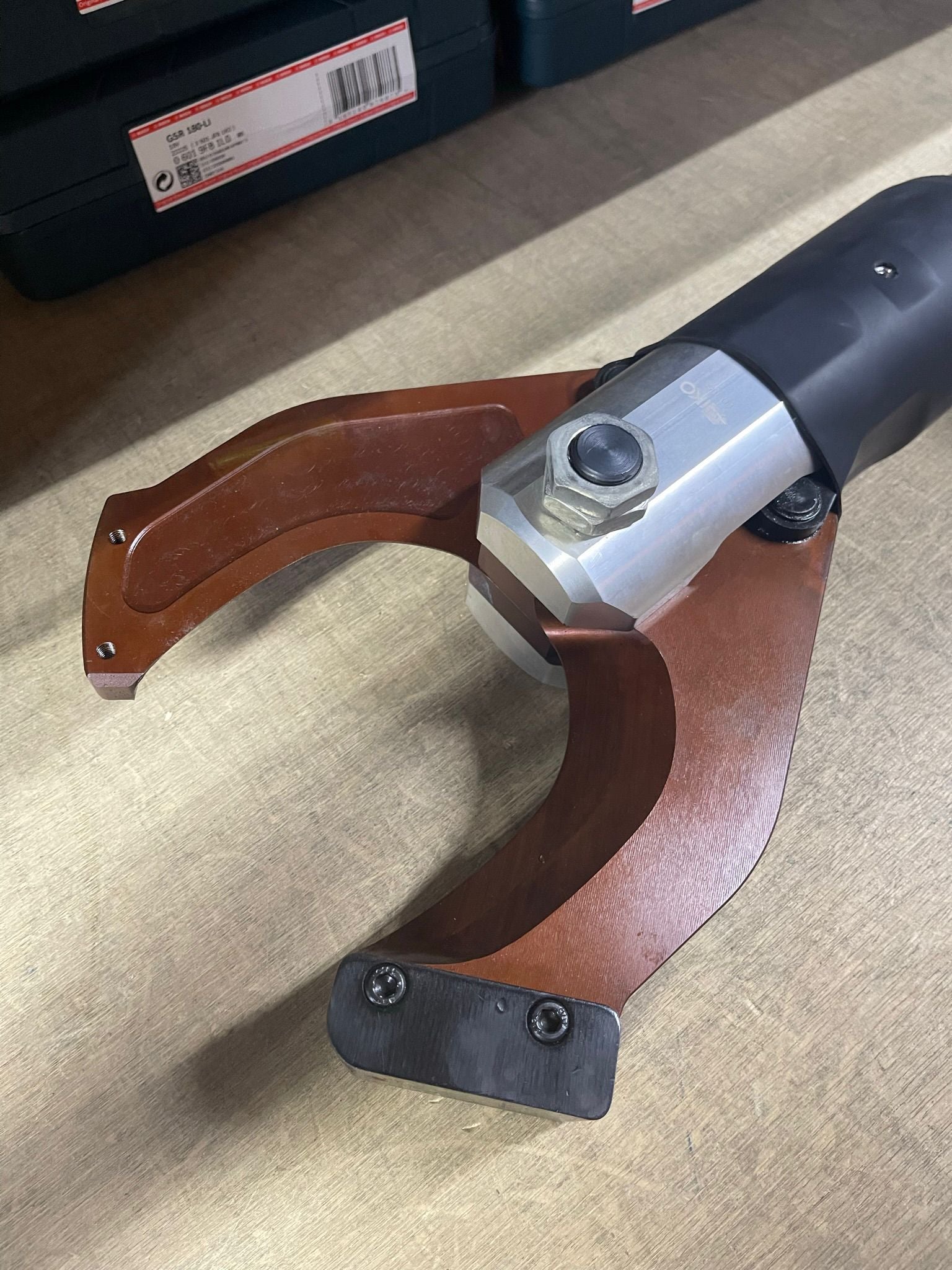 Aiko 18V 5.0Ah Cordless Hydraulic Cable Cutter Tool - 105mm Cutting Capacity | Model ED 105C | Perfect for Electrical Work, Construction & Industrial Applications