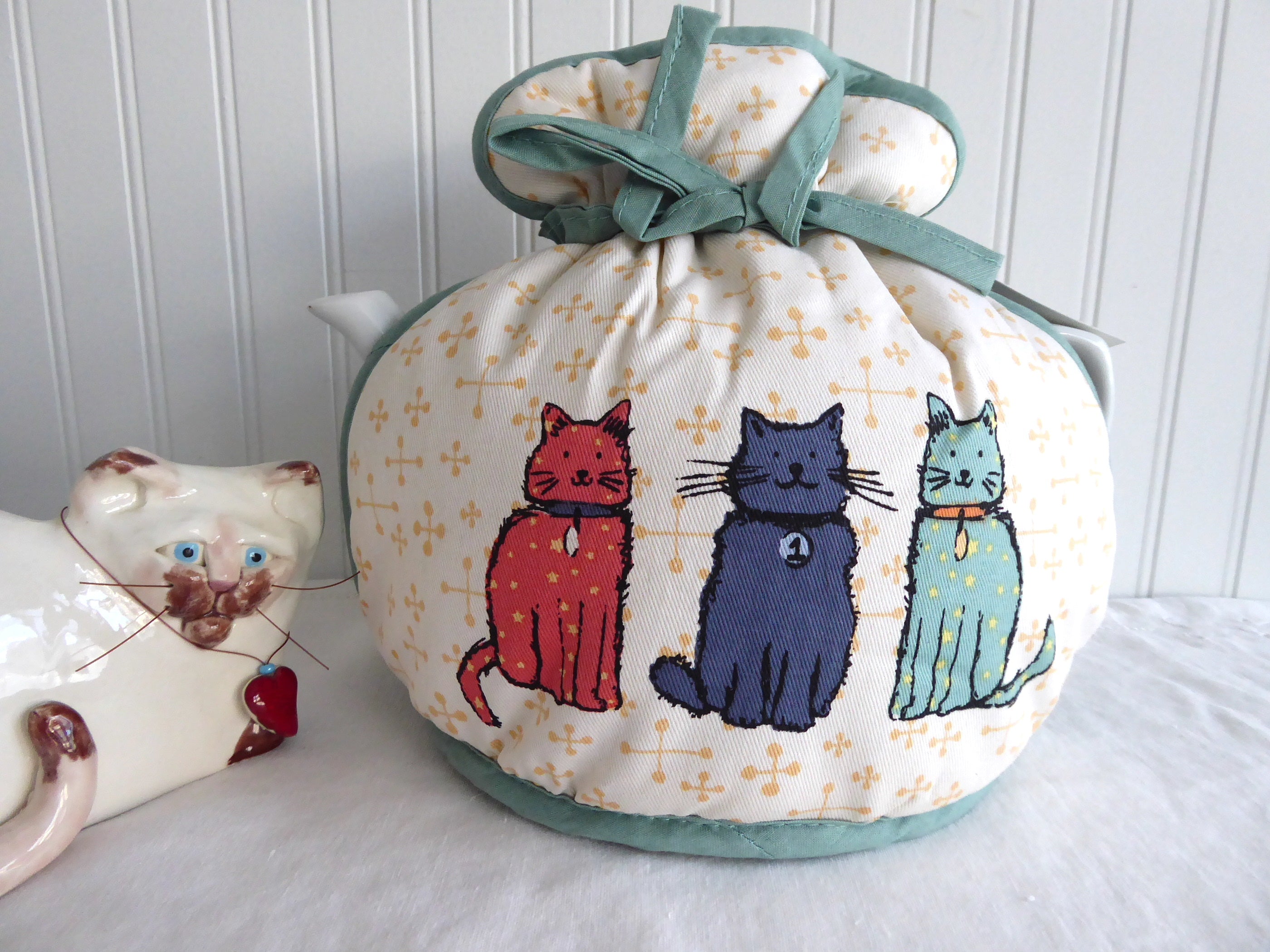 Cat Walk Tea Cozy - Padded Muff Style Insulated Tea Cosy for Large Teapots - Cute Multicolor Kitty Cat Design - Perfect for Tea Parties, Afternoon Tea & Cozy Kitchen Decor