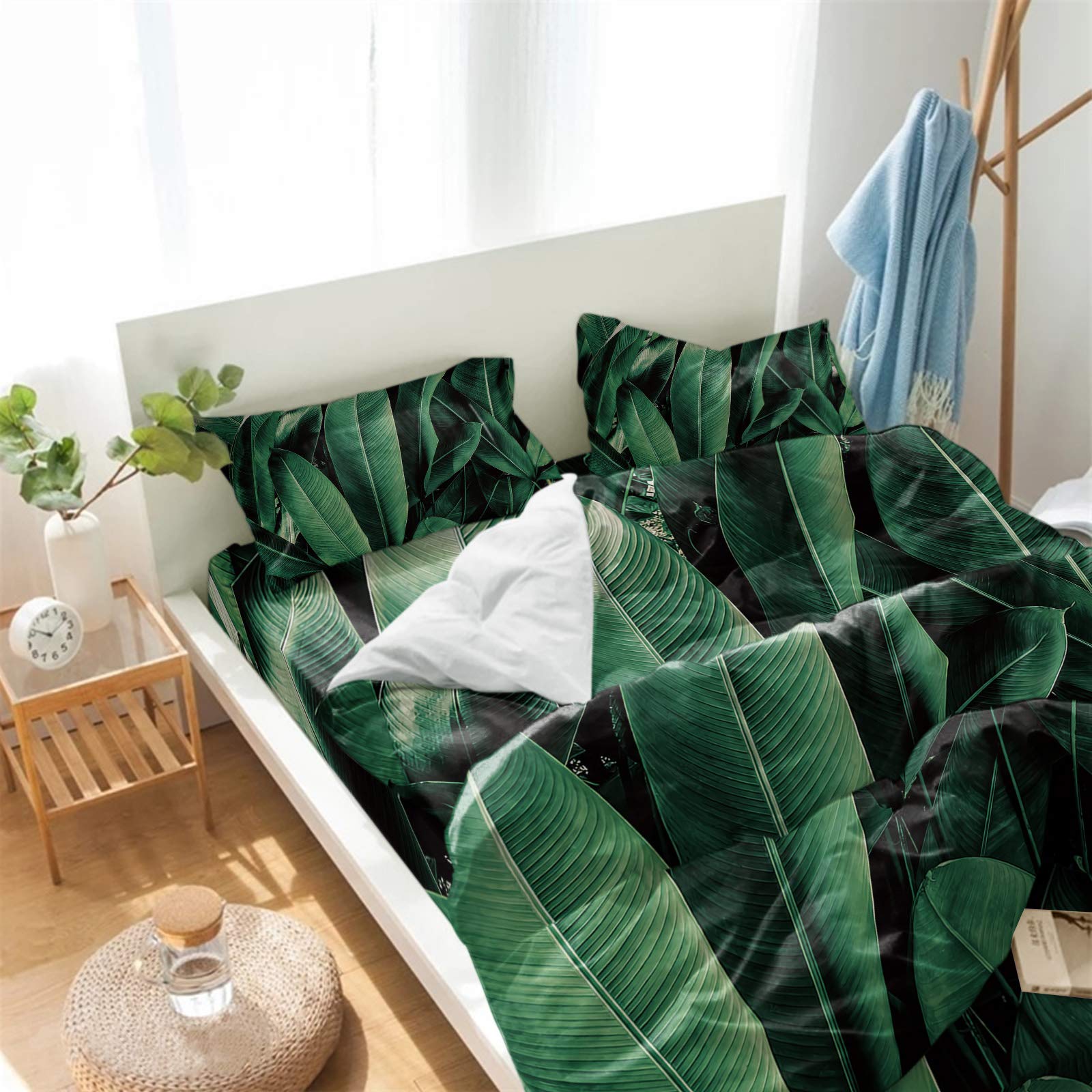 4 Piece California King Duvet Cover Set - Luxury Soft Bedding with Tropical Palm Tree & Banana Leaf Design - Includes Comforter Cover & Pillowcases - Green Botanical Quilt for Summer Bedroom Decor - Perfect for Beach House, Guest Room & Tropical Themed Bedrooms