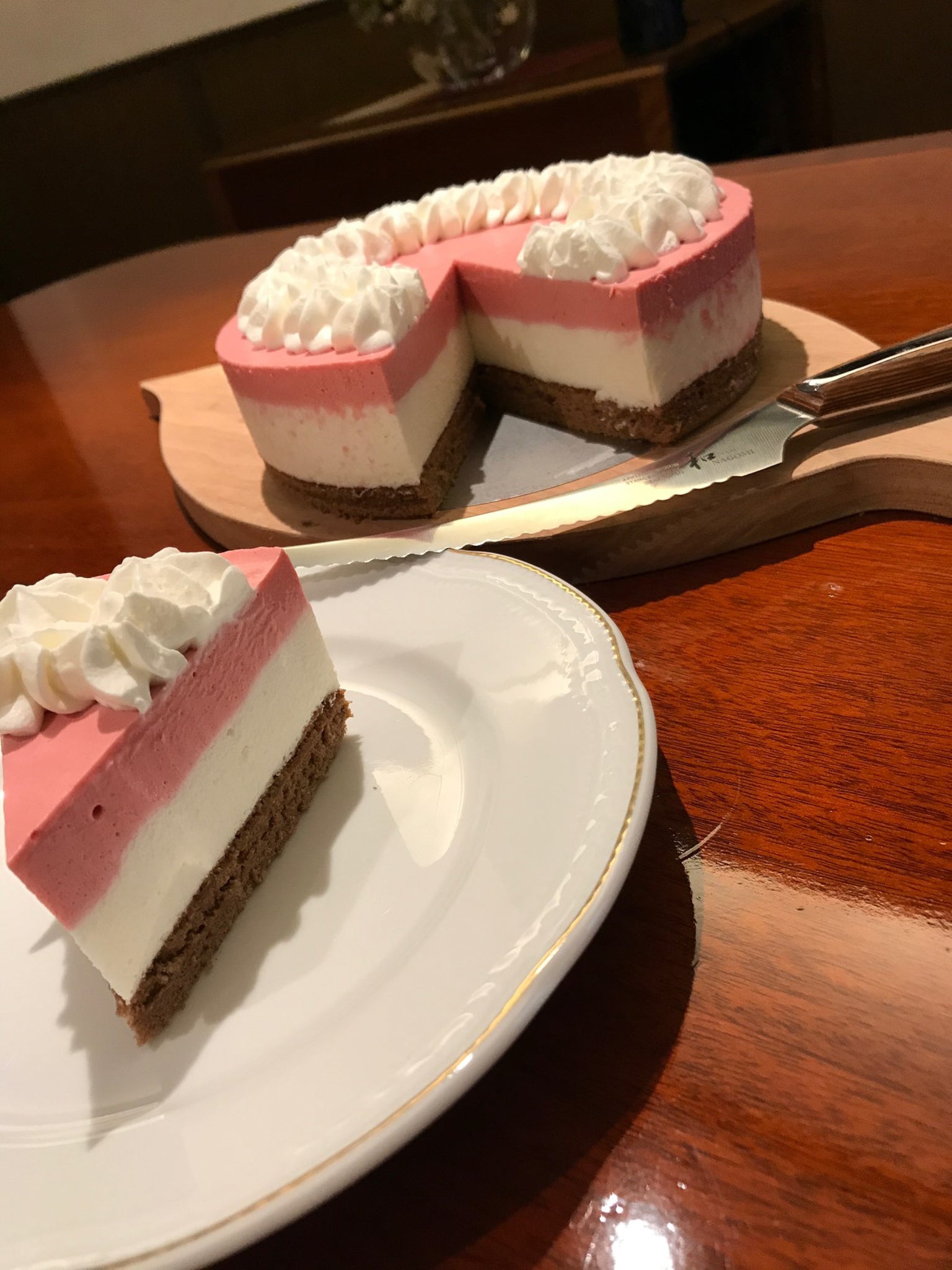 Nagomi Japan Premium Stainless Steel Cake Knife - Sharp Serrated Blade for Smooth Slicing - Perfect for Birthday Cakes, Wedding Cakes, and Dessert Cutting