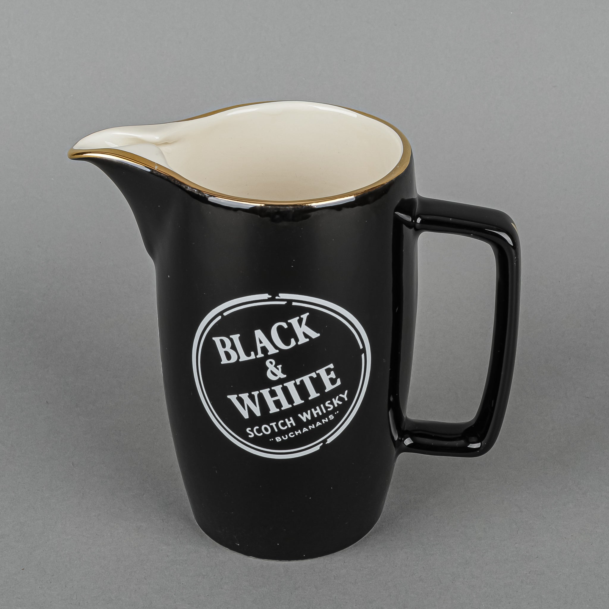 Premium Black & White Scotch Whisky Jug with Ice Guard Spout - Classic Barware for Home Entertaining & Whiskey Lovers - Perfect for Cocktail Parties, Gifts & Whisky Tasting Events