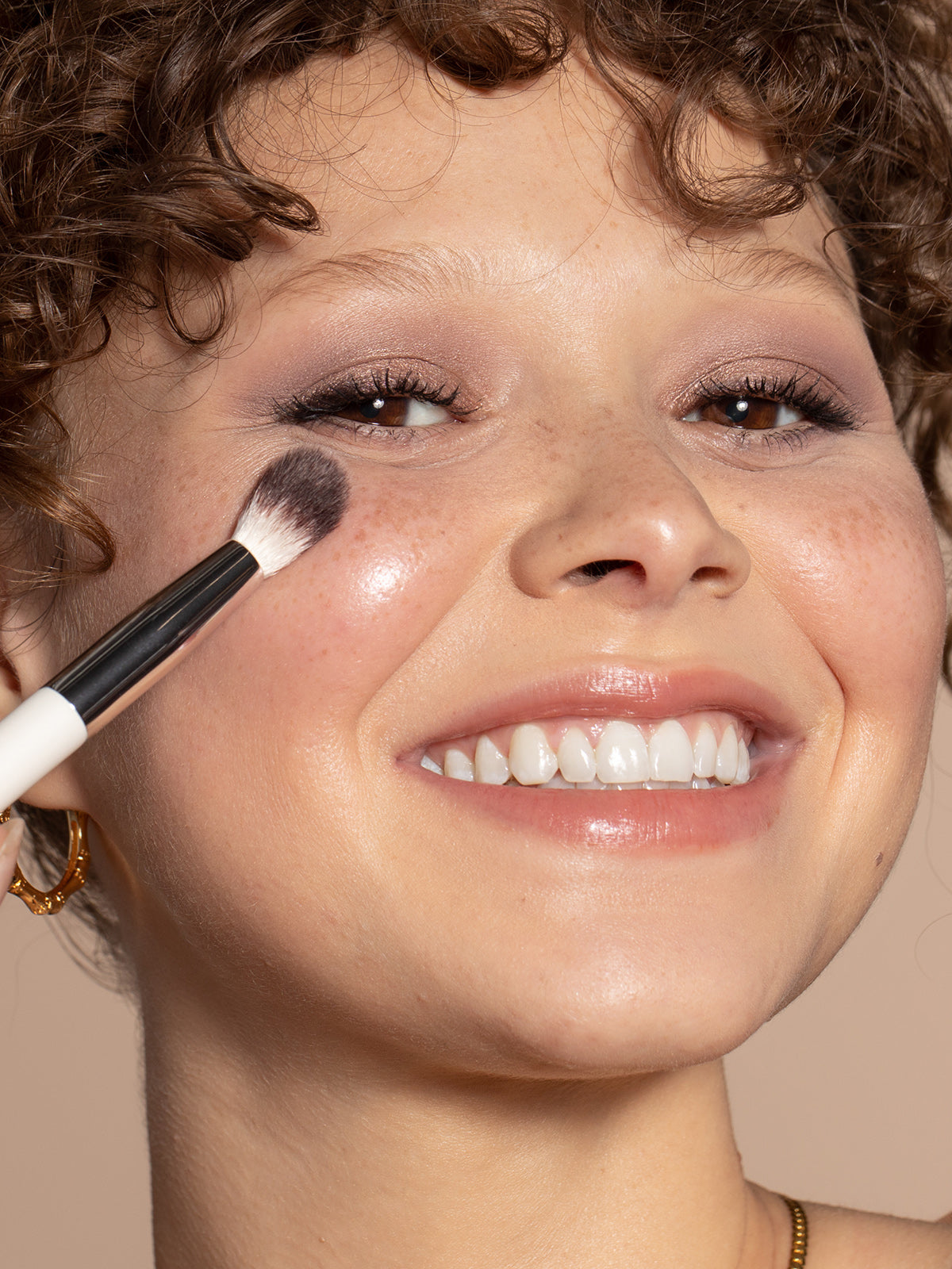 Professional Makeup Blending Brush for Flawless Foundation & Eyeshadow Application - Perfect for Everyday Makeup & Special Occasions