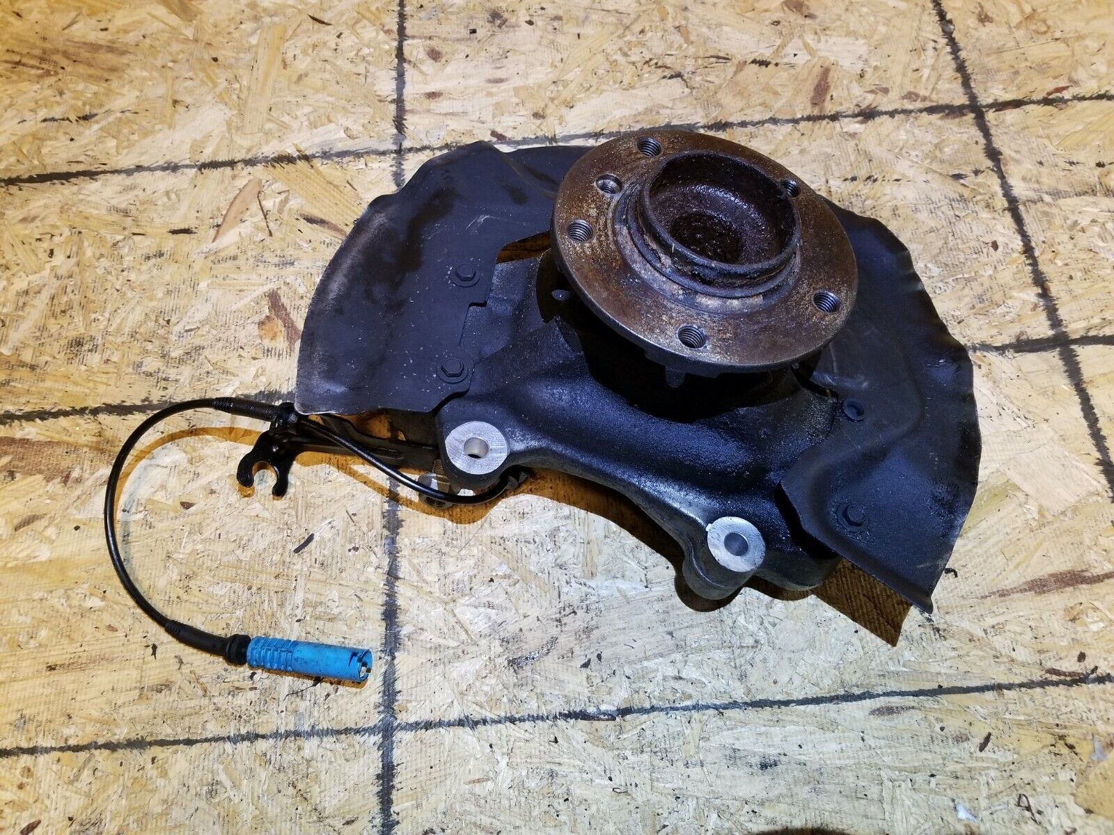 2006-2010 BMW 650i E63 Right Front Wheel Spindle Knuckle Hub Assembly - OEM Replacement Part for Smooth Driving & Performance