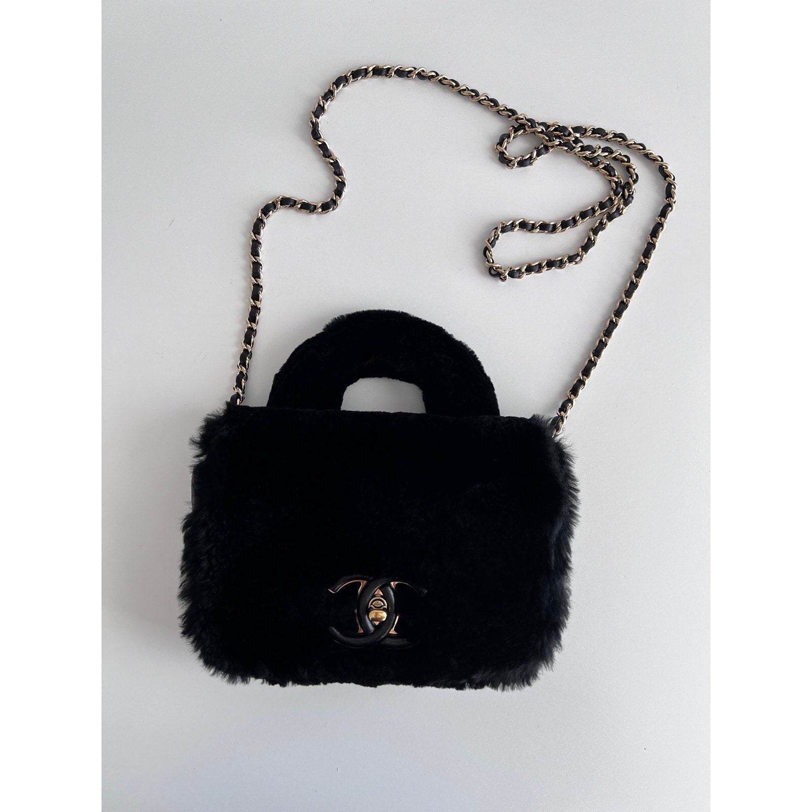Authentic CHANEL Black Calfskin Leather Shearling Flap Bag 2017 - Luxury Designer Handbag for Women, Perfect for Evening Parties & Winter Fashion Accessories