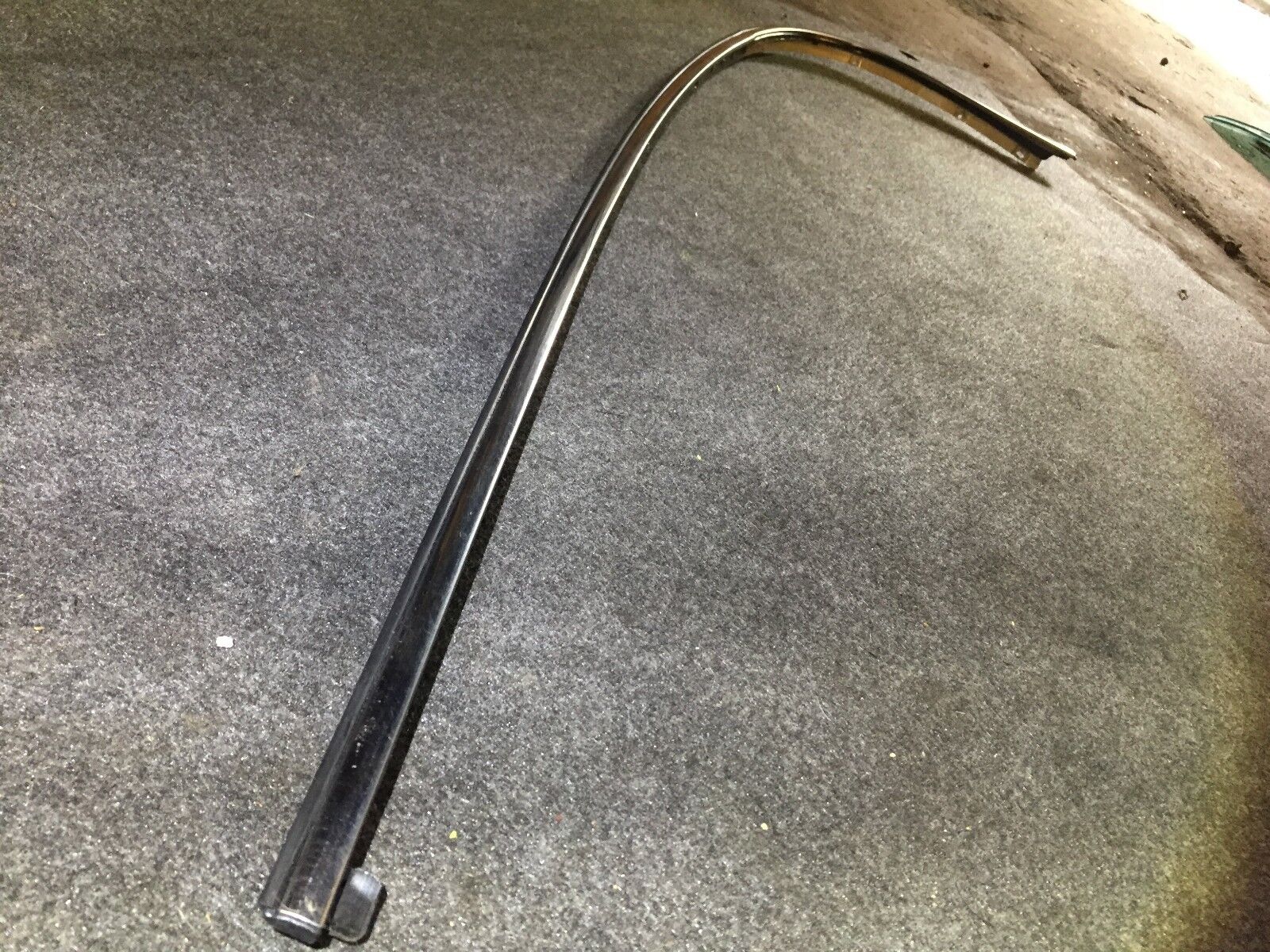 2004-2011 Lincoln Town Car Front Left Door Exterior Frame Trim Bezel OEM Replacement Part - Perfect for Car Restoration & Door Repair Projects