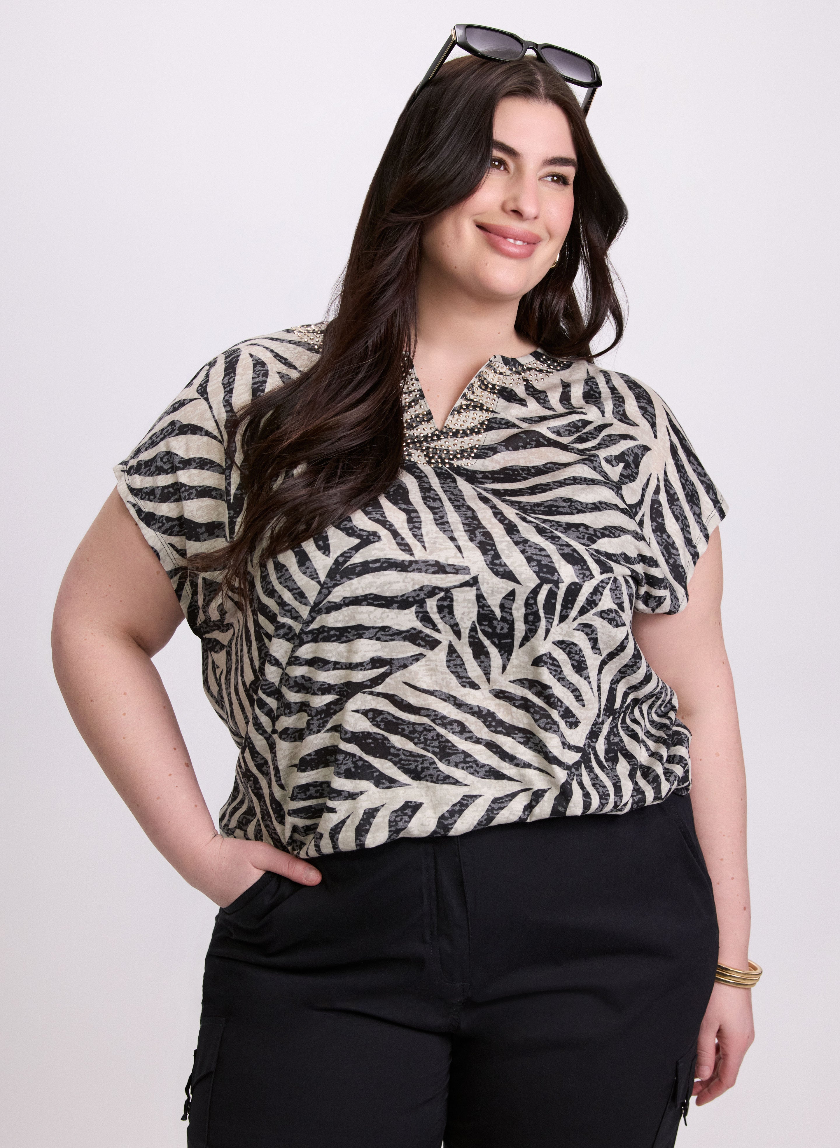 Embellished Palm Print T-Shirt for Women - Trendy Summer Casual Tee - Perfect for Beach Outings and Vacation Wear