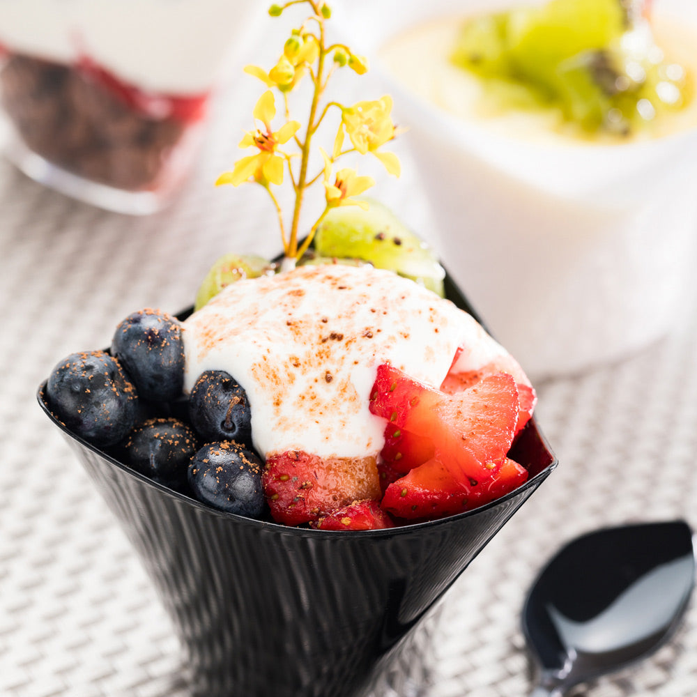 100 Pack 4 oz Black Plastic Mini Crescendo Cups & 100 Silver Plastic Mini Spoons - Perfect for Parties, Weddings, and Catering Events