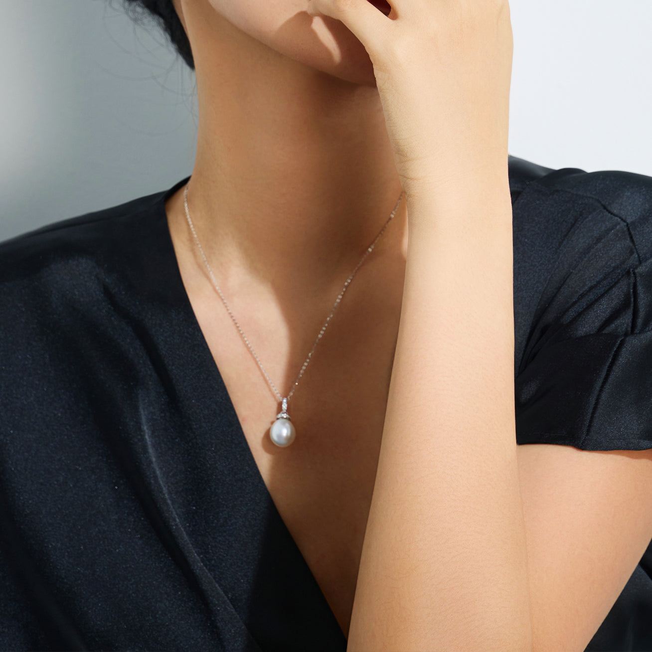 18K Solid Gold Australian White Diamond & Saltwater Pearl Necklace KN00140 - Elegant Jewelry for Weddings, Parties & Special Occasions