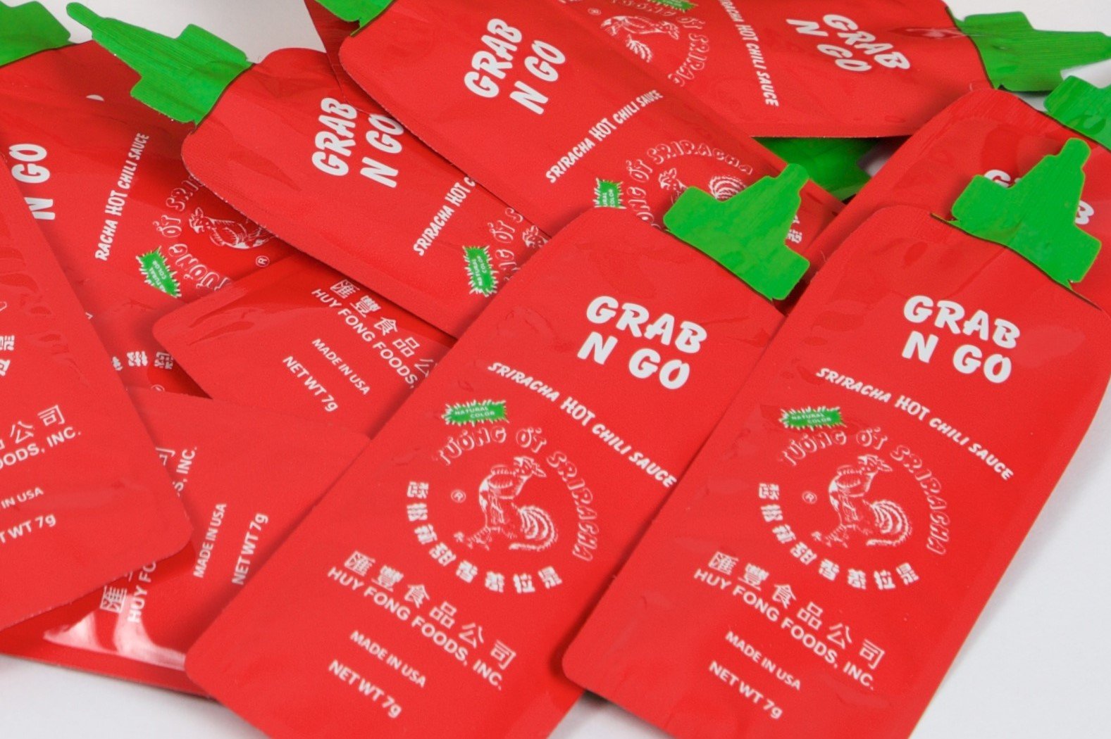 Huy Fong Sriracha Hot Chili Sauce Packets (200 Pack) - Spicy Flavor for Burgers, Tacos, Pho & Asian Dishes - Grab N Go Convenient Single-Serve Packets