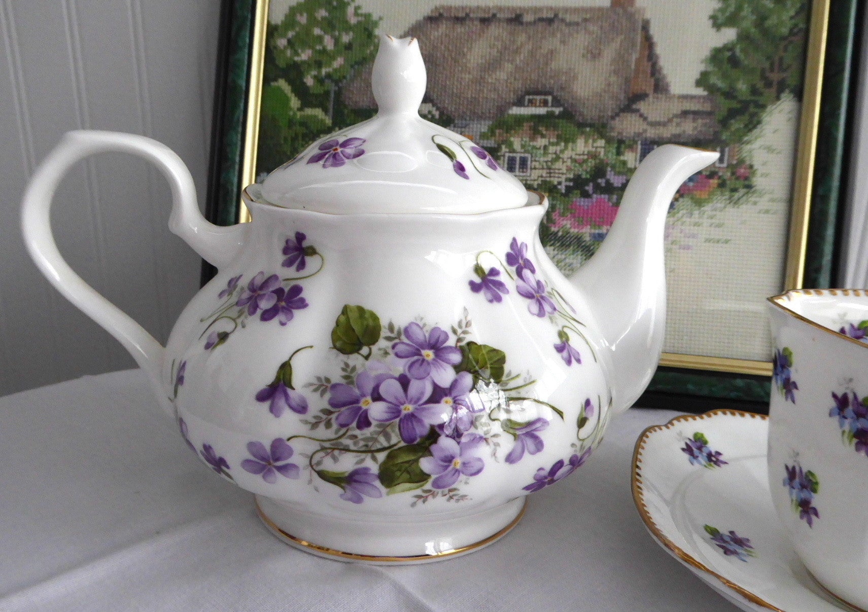 English Bone China Teapot - Wild Violets Design by New Springfield | 4-6 Cup Capacity | Large Tea Pot for Afternoon Tea & Elegant Entertaining