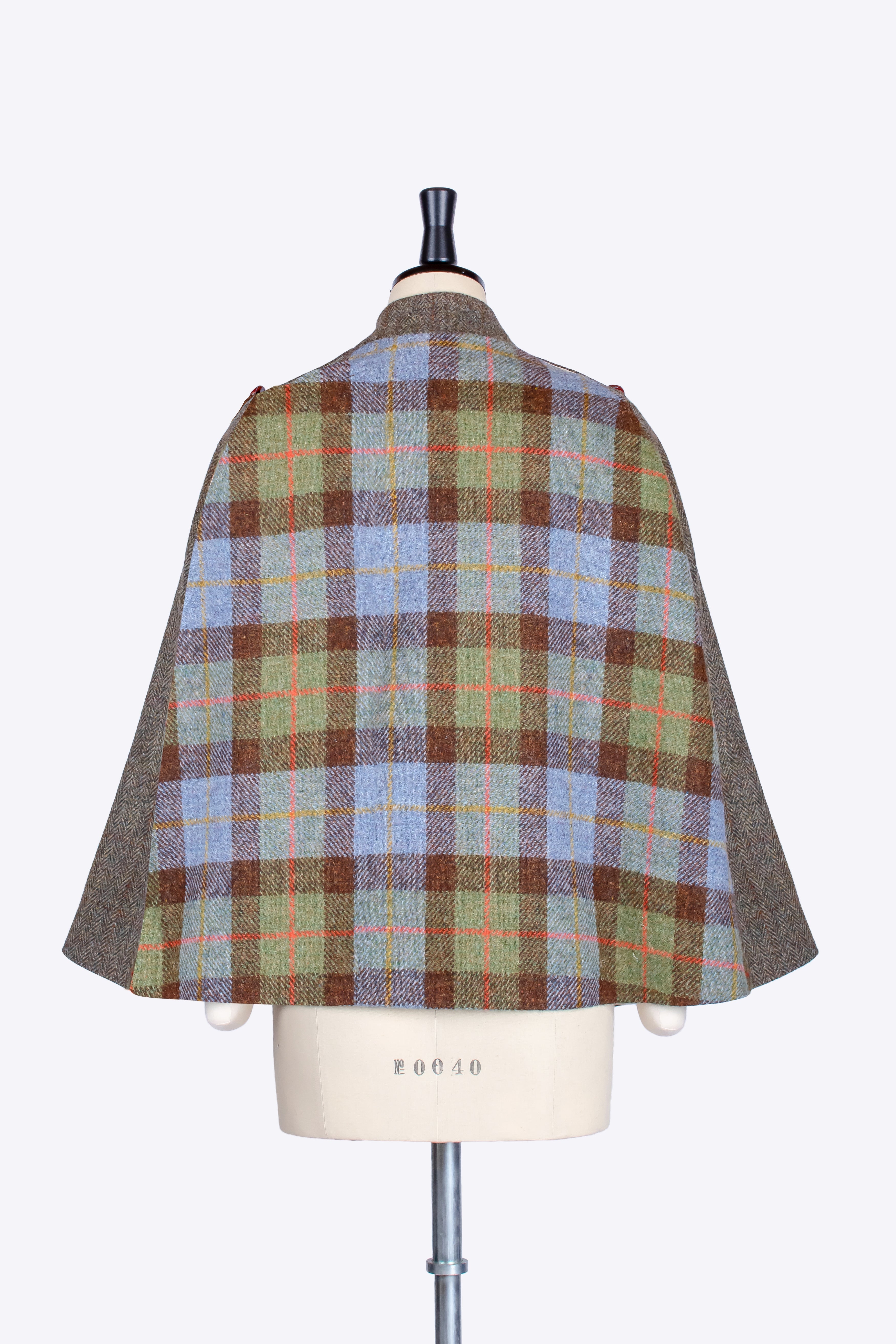 Stylish Short Cape in MacLeod & Moss Green - Perfect for Outdoor Adventures, Cosplay & Fashion Layering