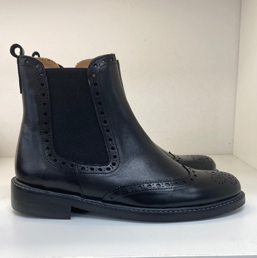 Stylish Black Leather Wingtip Boots for Men - Classic Dress Shoes for Business & Formal Occasions - Perfect for Office, Weddings & Special Events