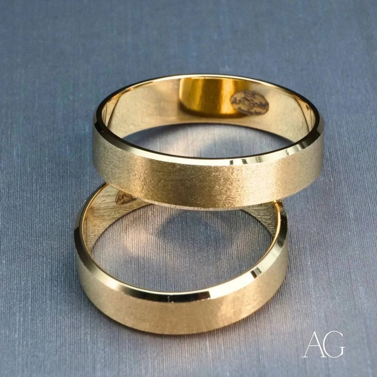 18K Gold Wedding Band for Women & Men - Classic & Modern Elegance - Perfect for Engagement, Anniversary & Everyday Wear