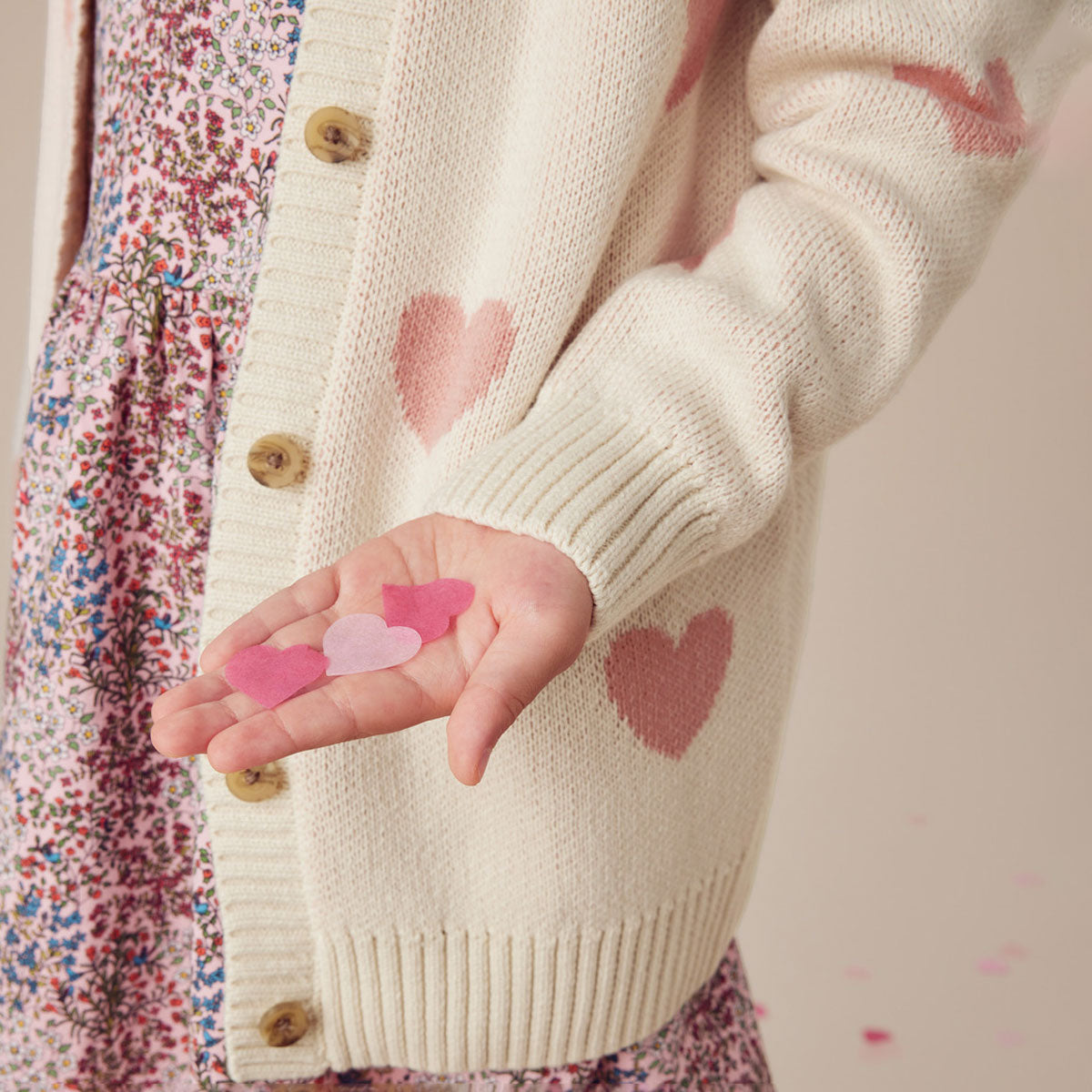 Stylish Long Cardigan with Heart Design - Cozy & Elegant for Fall & Winter - Perfect for Layering, Office Wear & Casual Outfits