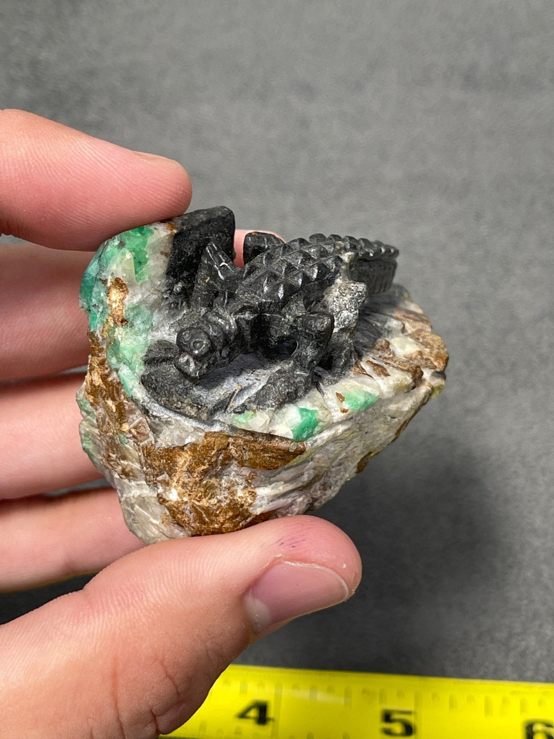 Colombian Emerald Alligator Rough Crystal Sculpture - Natural Gemstone Carving for Home Decor, Office Display & Gift Giving
