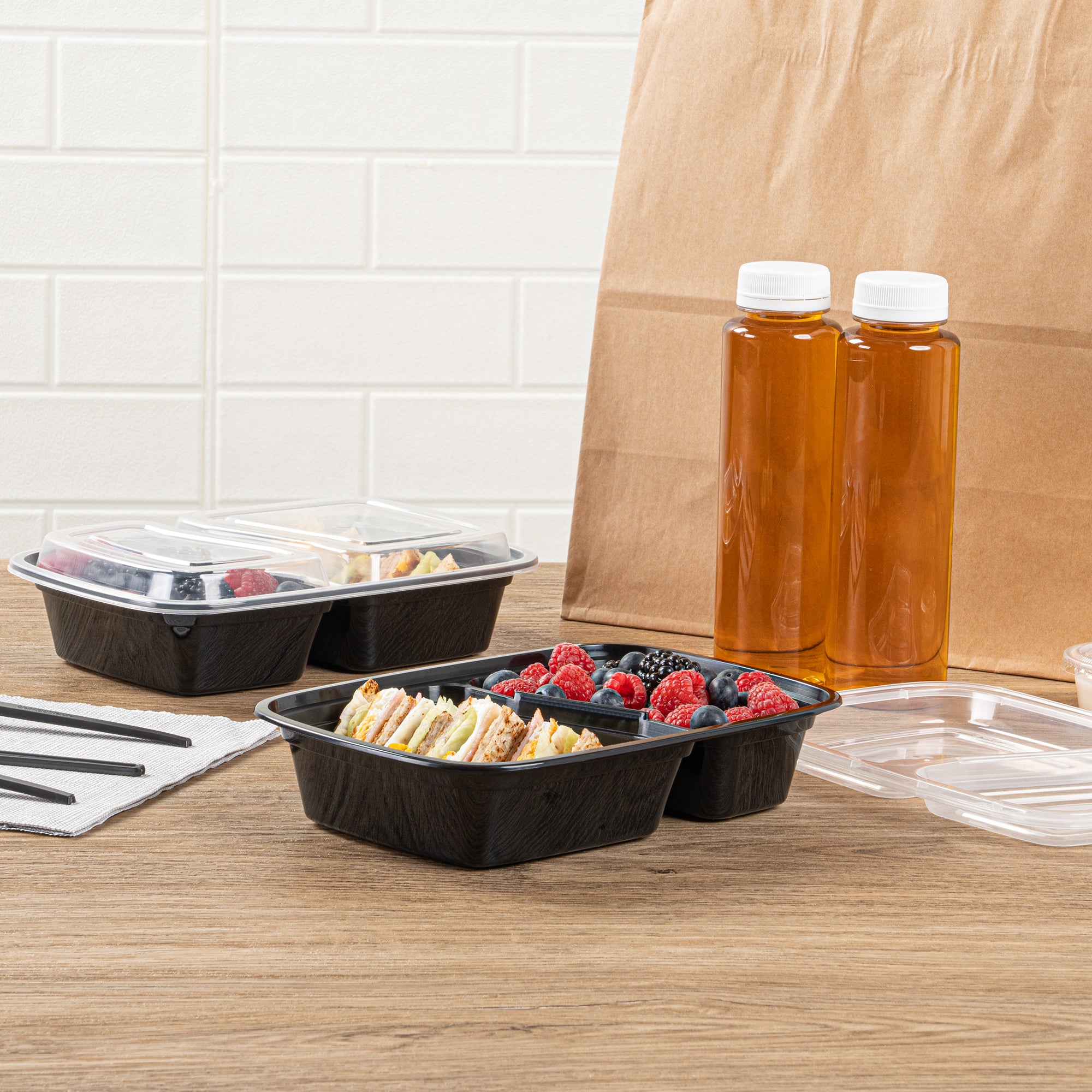 32 oz Black Plastic 2 Compartment Food Storage Containers with Clear Lids - Microwave Safe, 8.75