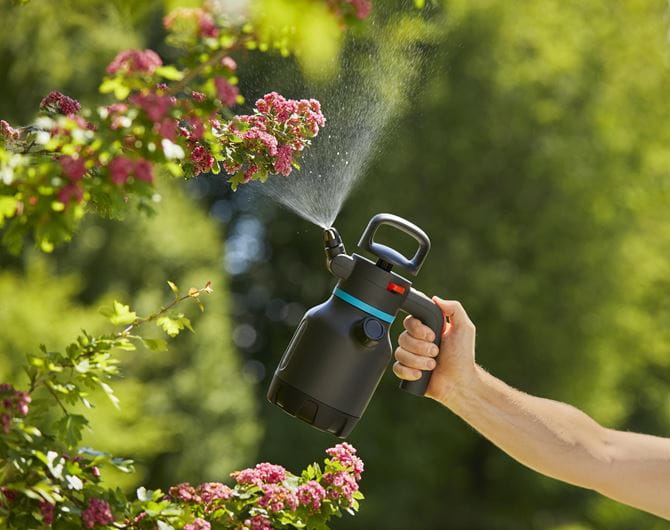 Gardena 1.25L Pressure Sprayer 11120-20 - Handheld Garden Spray Bottle for Plants, Cleaning & Pest Control | Indoor & Outdoor Use