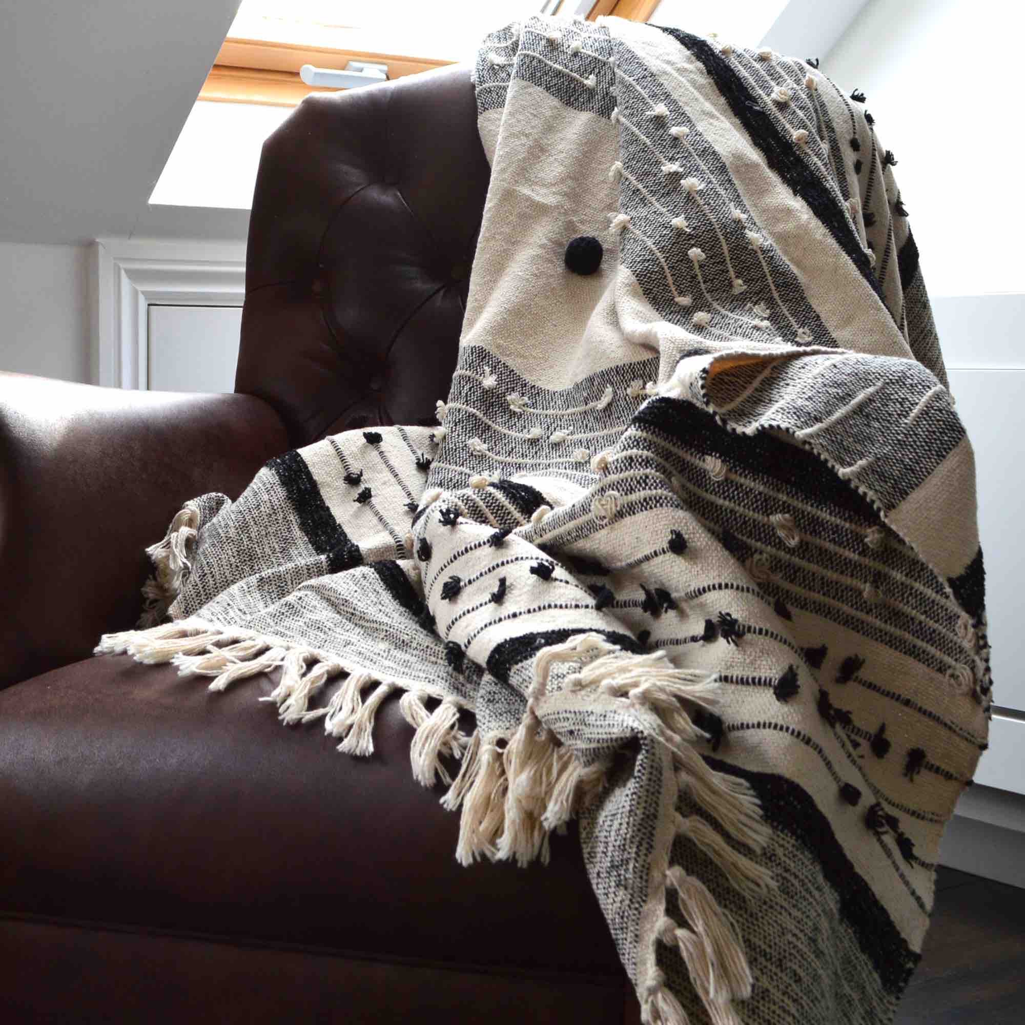 Nina Textured Throw Blanket - Soft Grey and White Cozy Knit Bedding for Couch, Sofa & Bed - Perfect for Winter Warmth and Home Decor