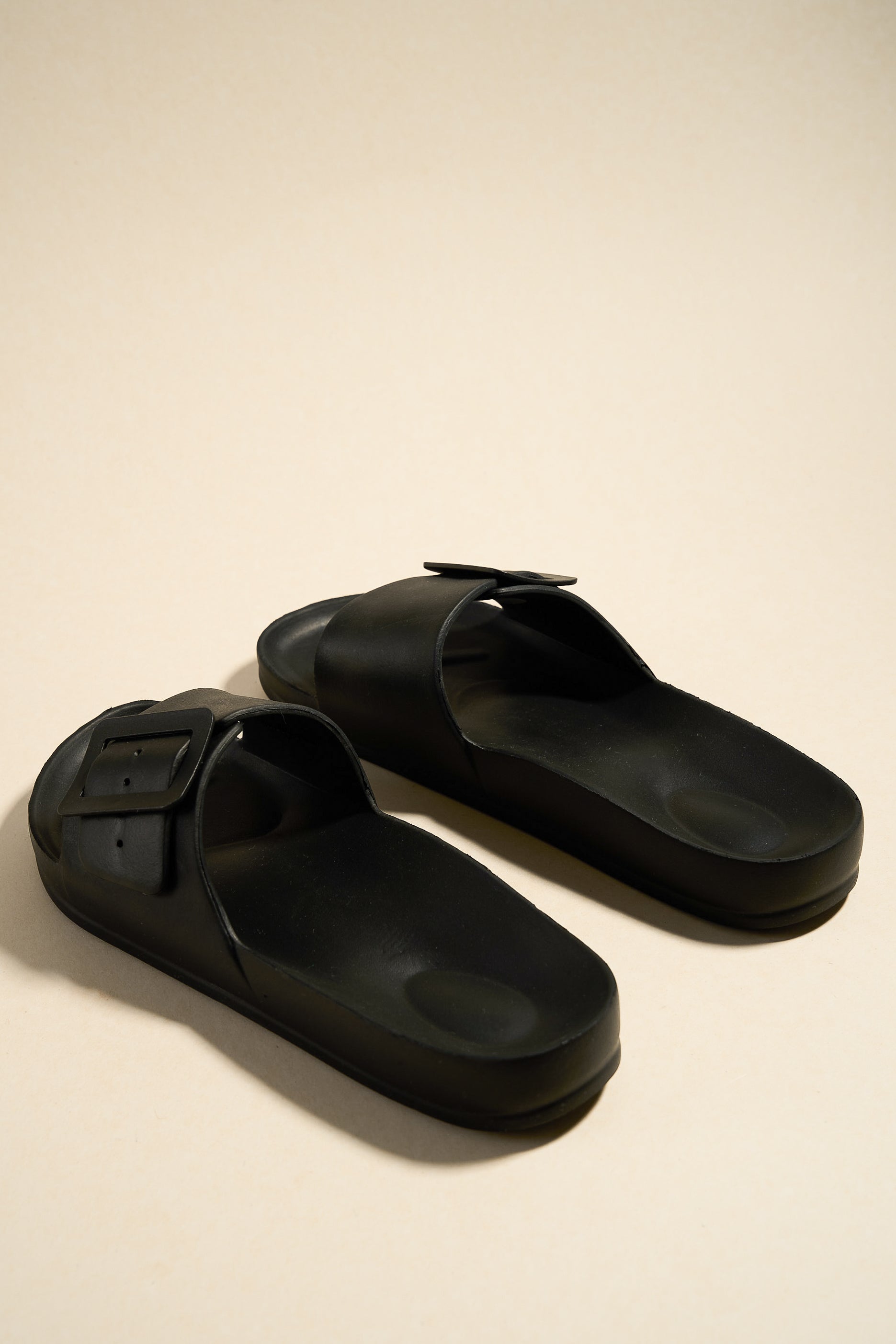 Cool Black Single Buckle Slides - Comfortable Summer Sandals for Men & Women | Perfect for Beach, Pool, and Casual Outings
