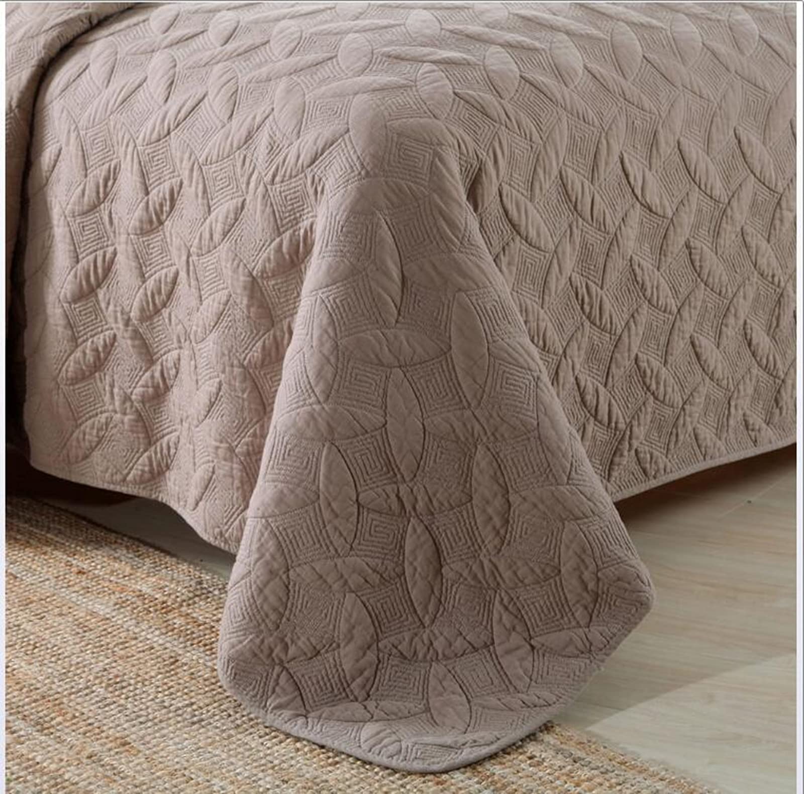 King Size 3-Piece Brown Quilt Set - Soft Lightweight Microfiber Bedspread & 2 Pillow Shams | All-Season Oversized Quilted Coverlet for Bedroom, Guest Room & Dorm | Breathable & Cozy Home Decor