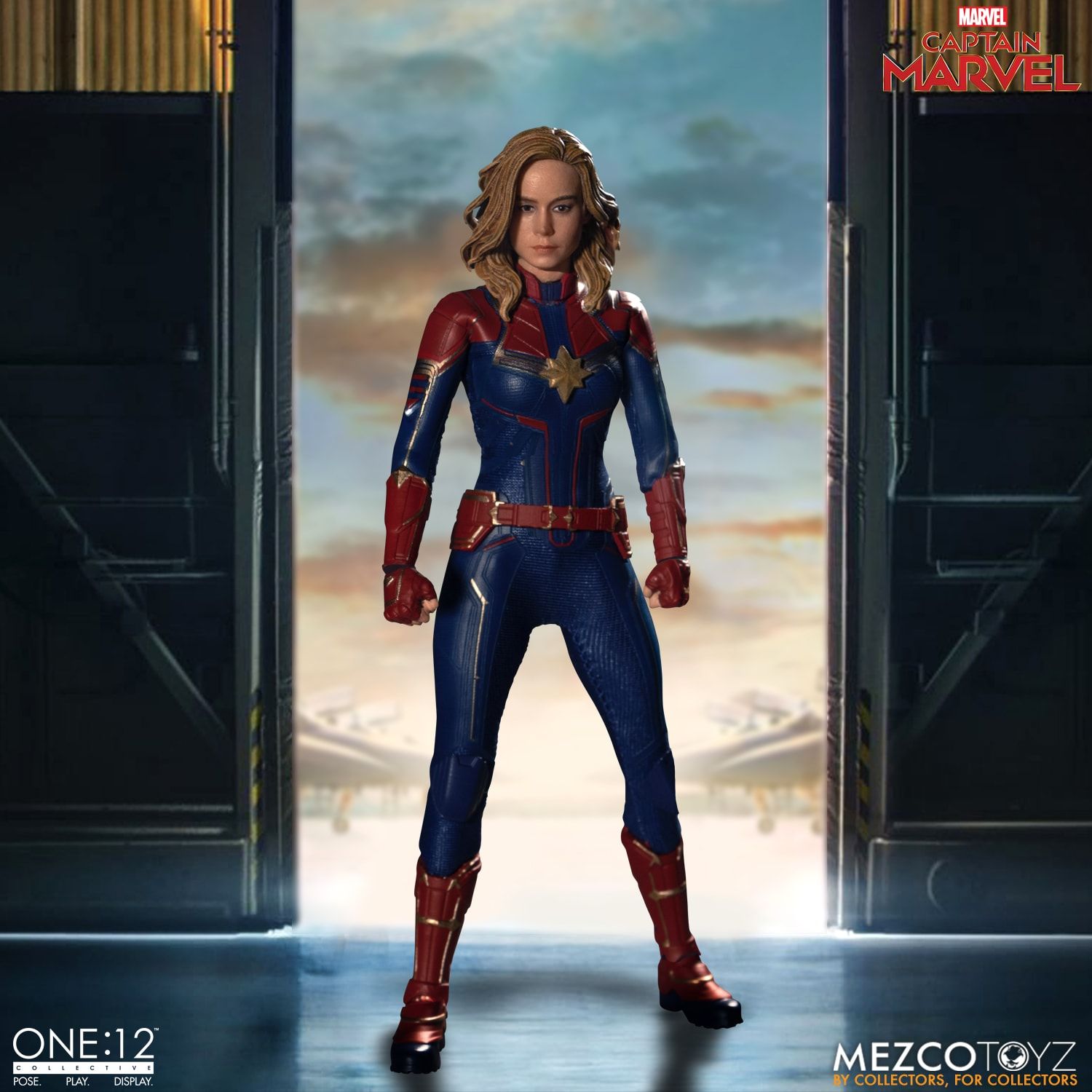 Mezco Toyz One:12 Collective Marvel Comics Captain Marvel 1/12 Scale Action Figure - Premium Collectible Toy for Marvel Fans, Perfect for Display & Superhero Role Play