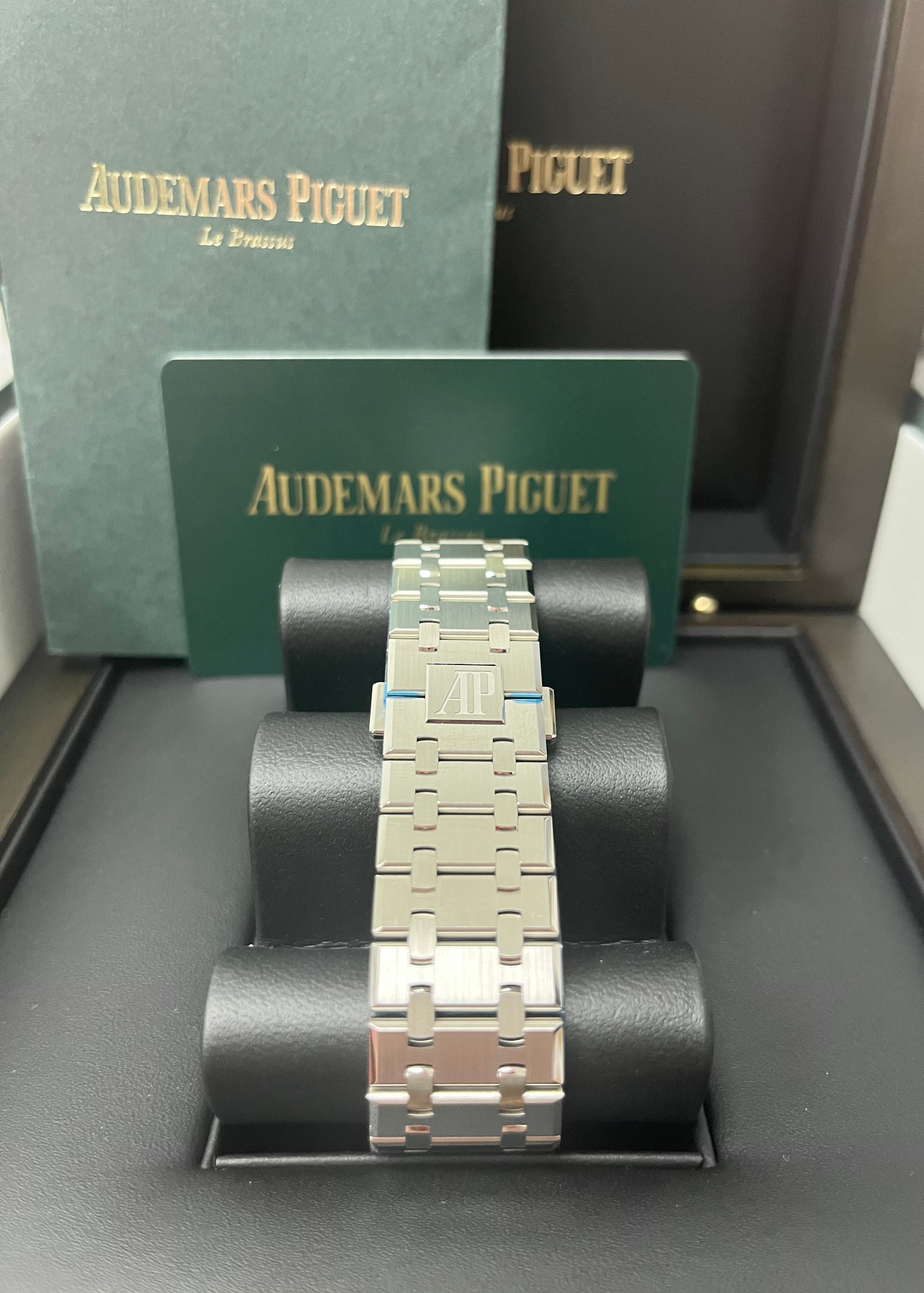 Audemars Piguet Royal Oak Chronograph 26240ST.OO.1320ST.07 - Luxury Men's Watch with White Dial & Stainless Steel Bracelet | Perfect for Business Meetings, Formal Events & Collector's Showcase