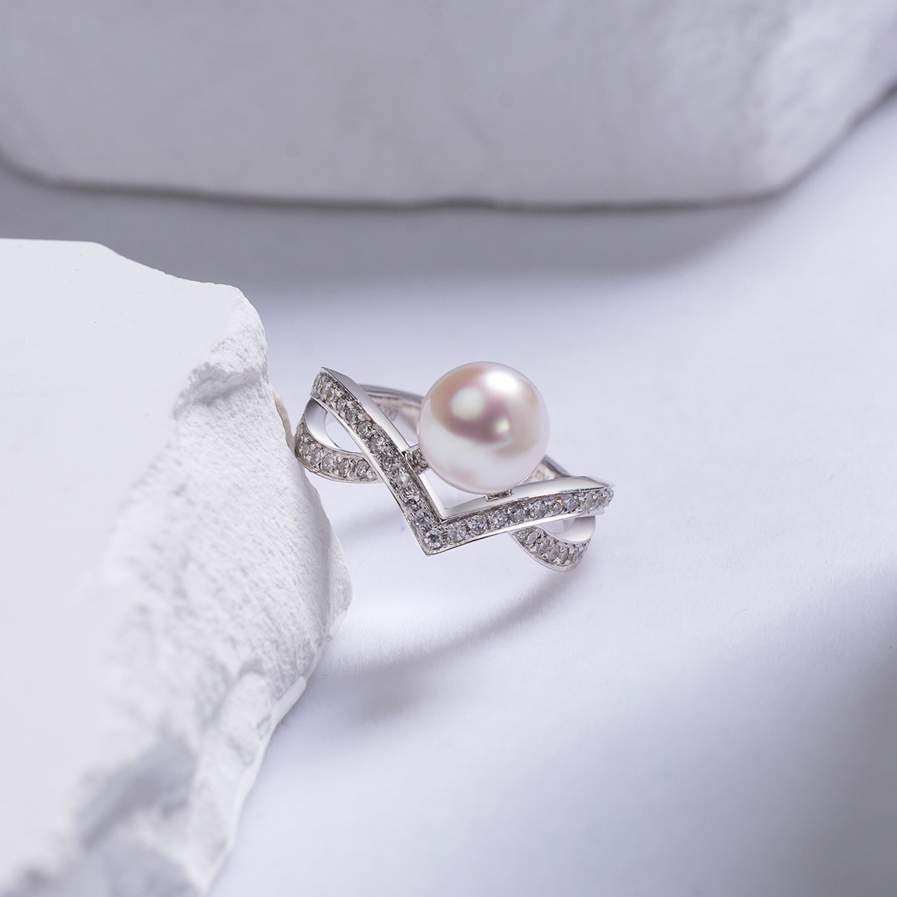 18K Solid Gold Diamond Akoya Hanadama Pearl Ring KR00042 | Luxury Pearl Jewelry for Women | Perfect for Weddings, Anniversaries & Special Occasions