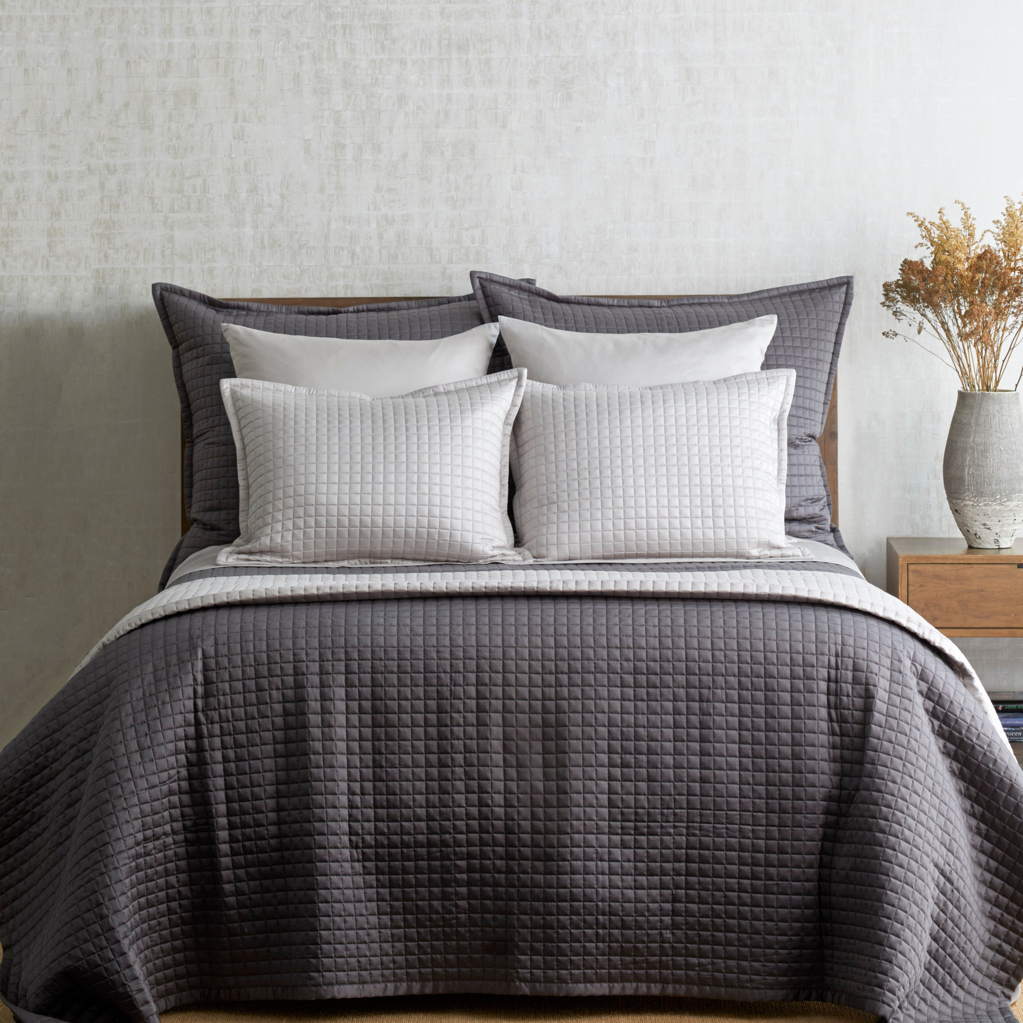 Premium Grey & Silver Bedding Set - Soft & Breathable Comforter, Sheets & Pillowcases - Perfect for Cozy Nights & Stylish Bedroom Decor