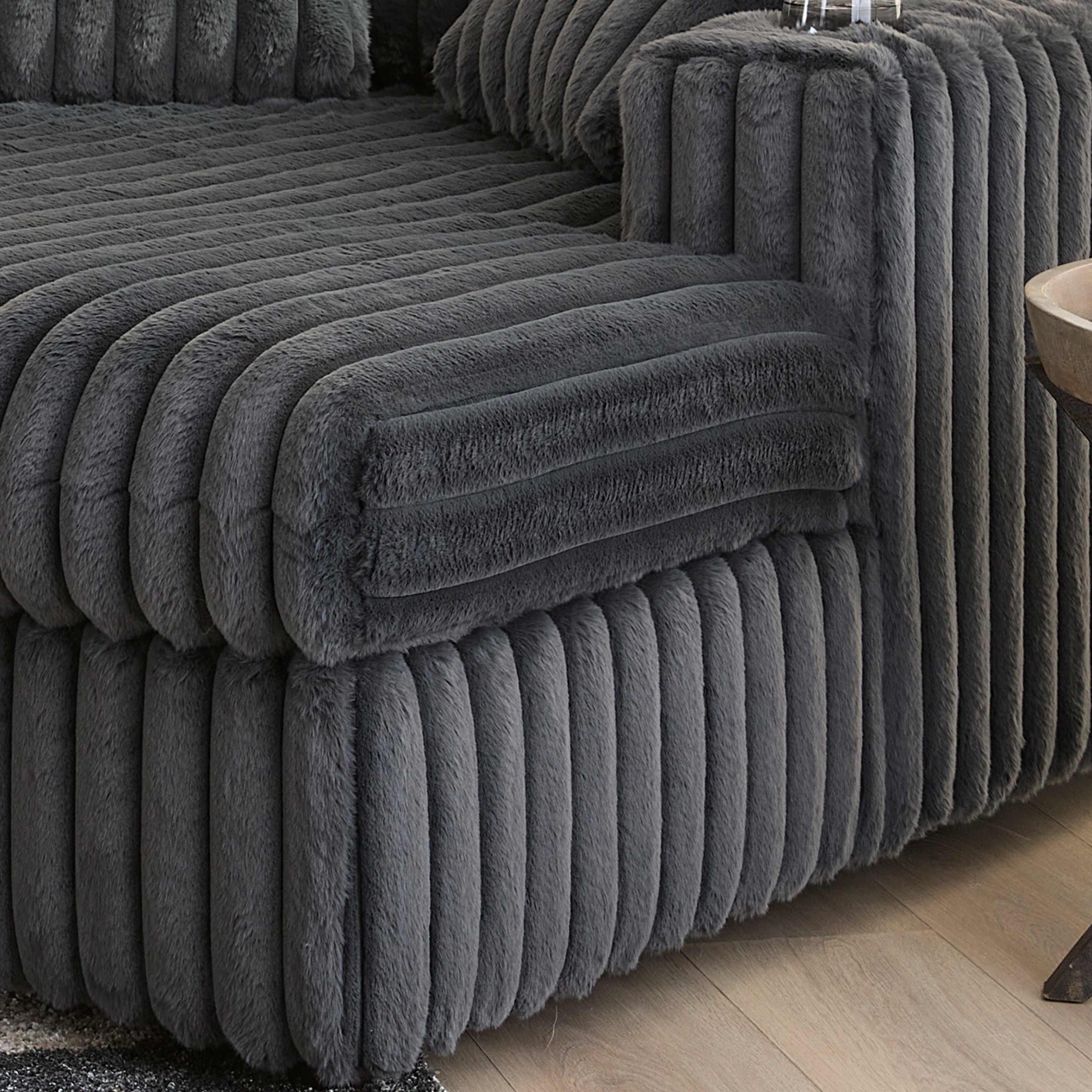 Roundhill Furniture Belvoir Oversized Cuddle Chaise with Cup Holders - Plush Comfort for Living Rooms, Bedrooms & Home Theaters - Perfect for Lounging, Relaxing and Movie Nights