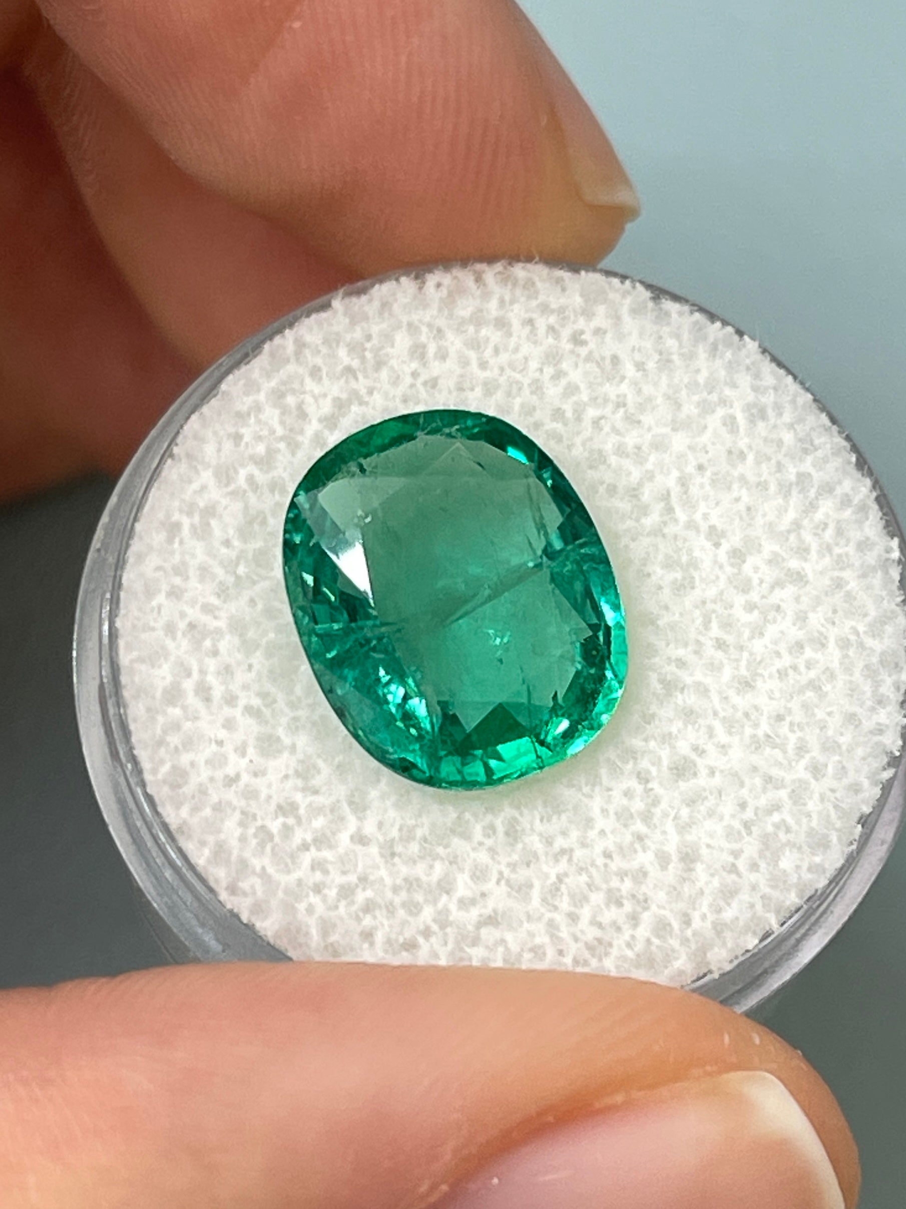 5.09 Carat 13x11mm Natural Zambian Emerald - Bubbly Hybrid Cushion/Oval Cut Loose Gemstone for Jewelry Making & Engagement Rings