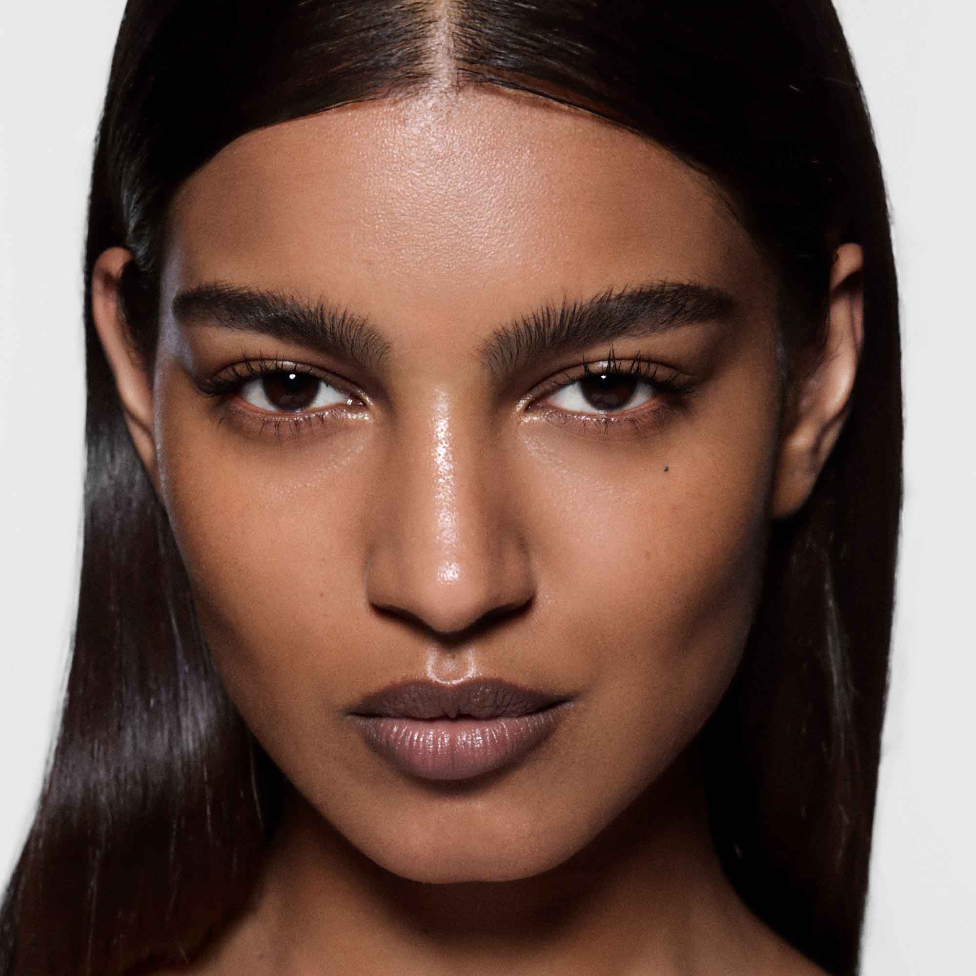 Victoria Beckham Beauty Feather Fix Brow Gel - Natural Looking Eyebrow Styler for Defined Brows - Perfect for Everyday Wear & Special Occasions