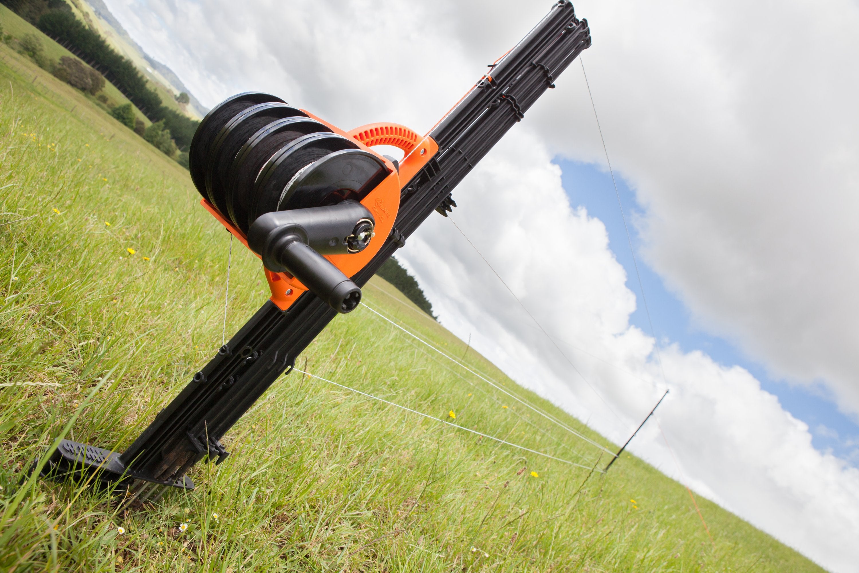 Gallagher SmartFence 2 Electric Fence System - Solar Powered Livestock Security for Cattle, Horses & Farm Animals | Weatherproof & Easy Installation for Pastures & Rural Properties