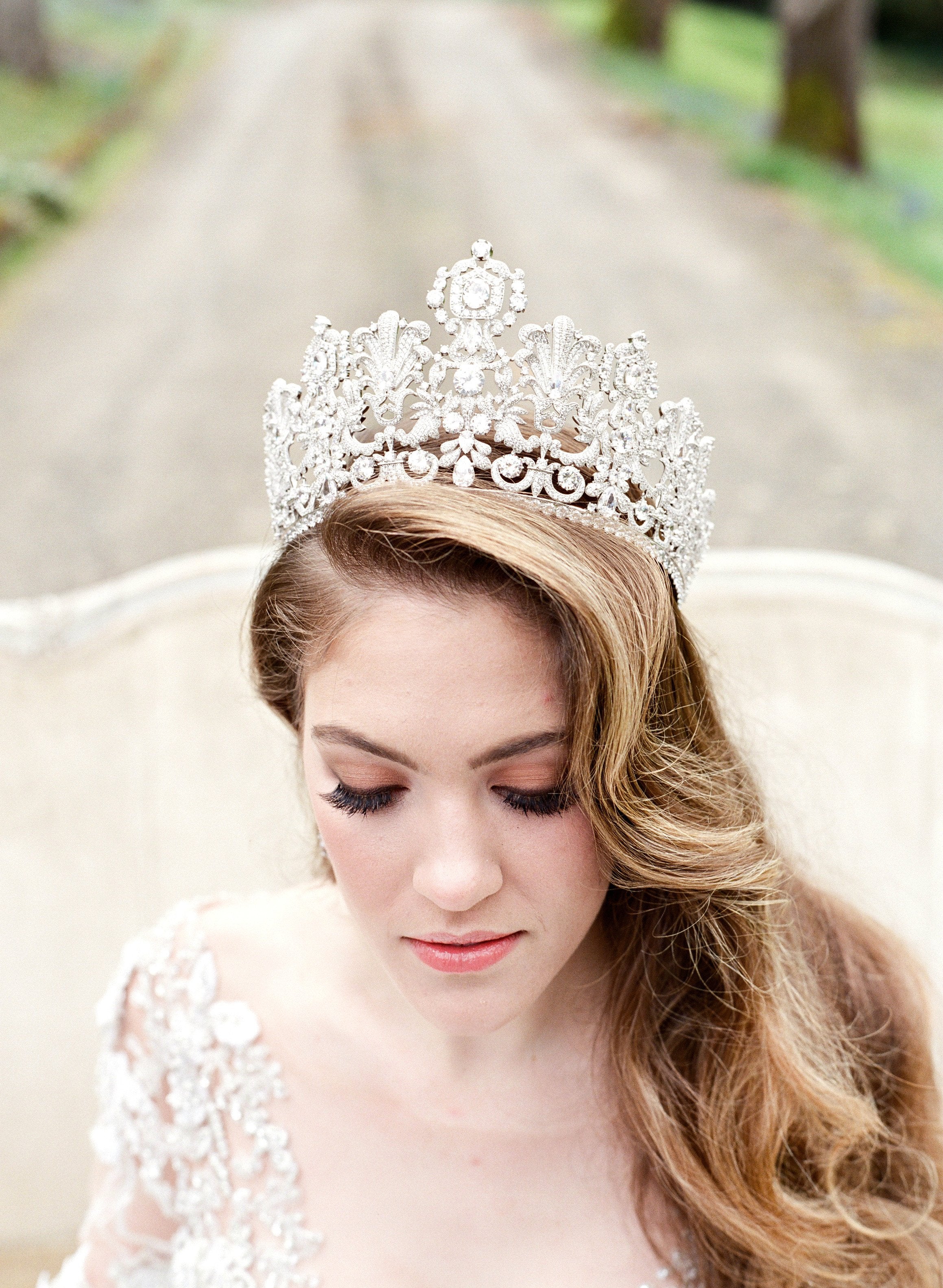PERSEPHONE Royal Bridal Crown - Elegant Wedding Tiara for Bride, Princess Style Headpiece with Crystals & Pearls | Perfect for Weddings, Prom, Quinceañera, Pageants & Special Occasions